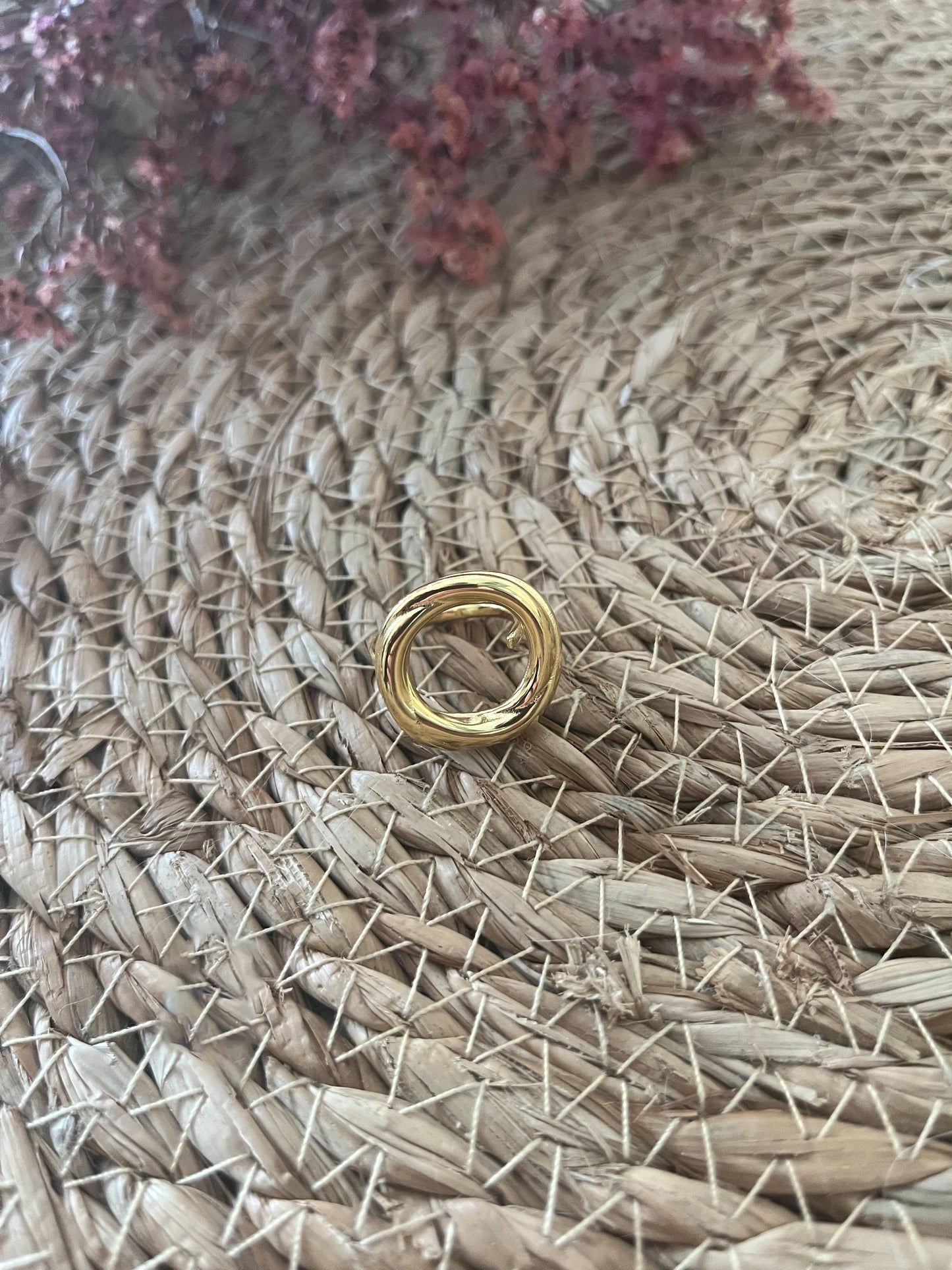 Ajustable, la bague se resserre ou s'agrandit : de la taille 52 à 58