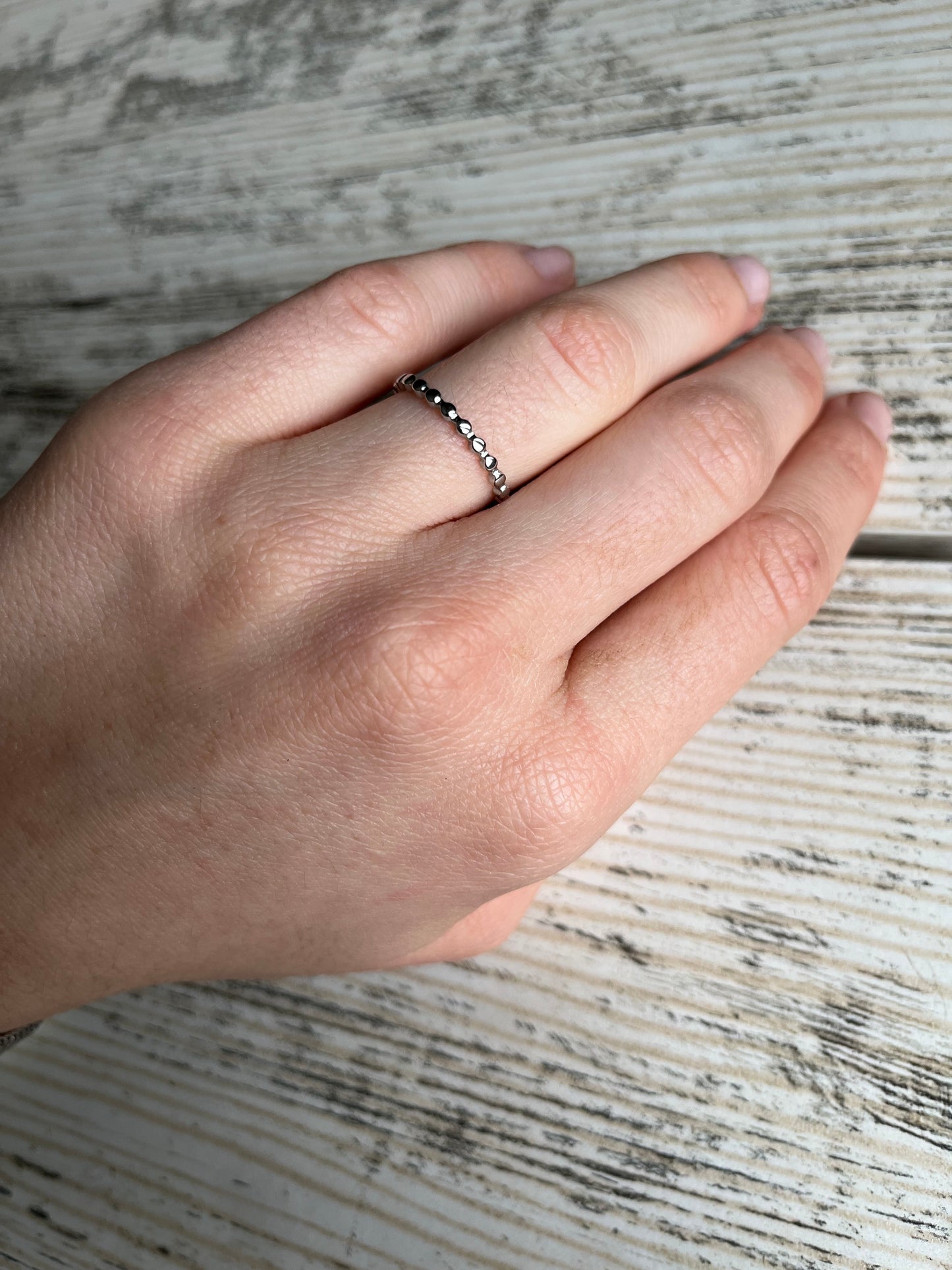 Bague fine, couleur argent, petite boule taille très bien