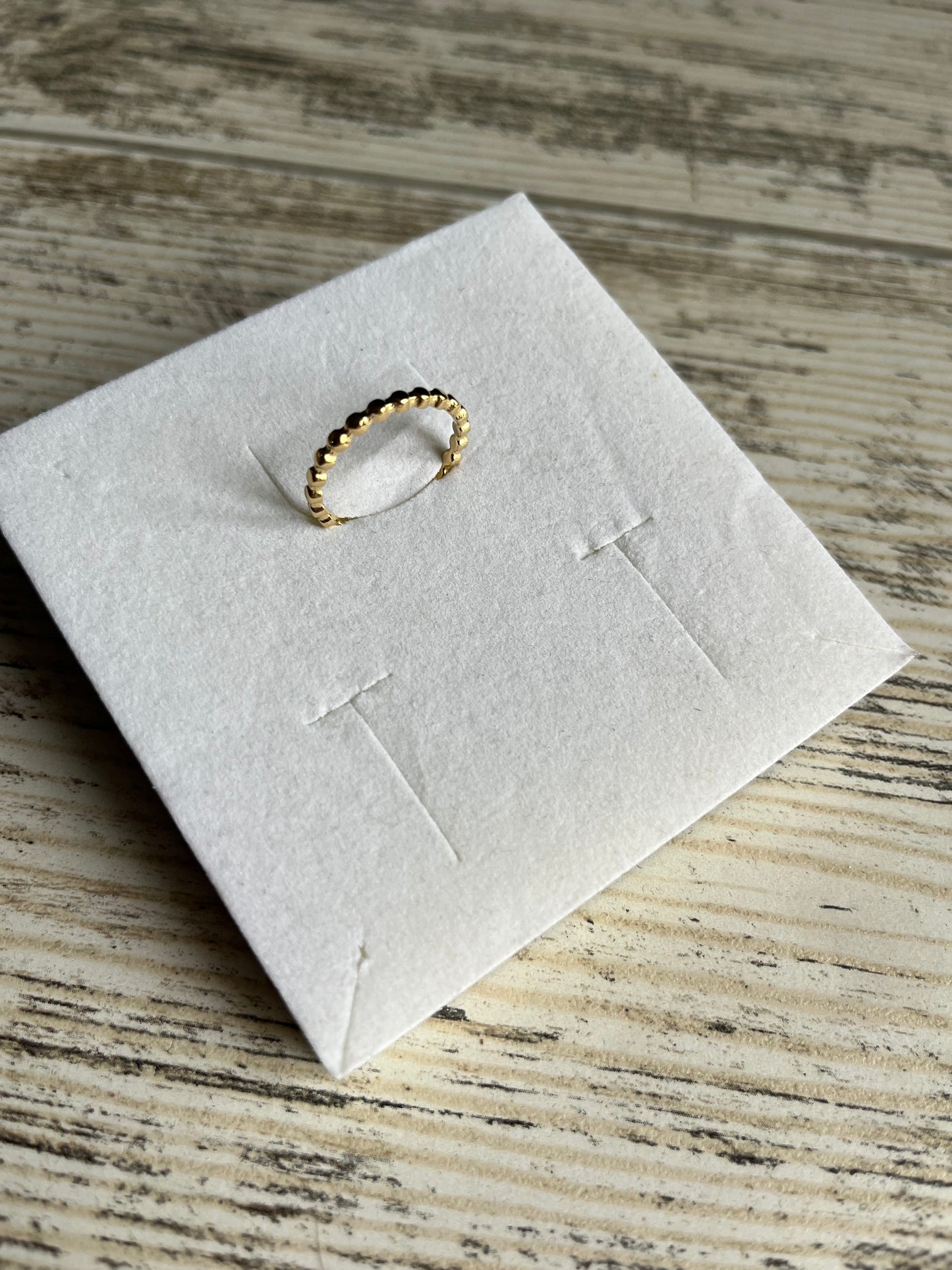 Bague fine couleur. Or petite boule taille réglable.