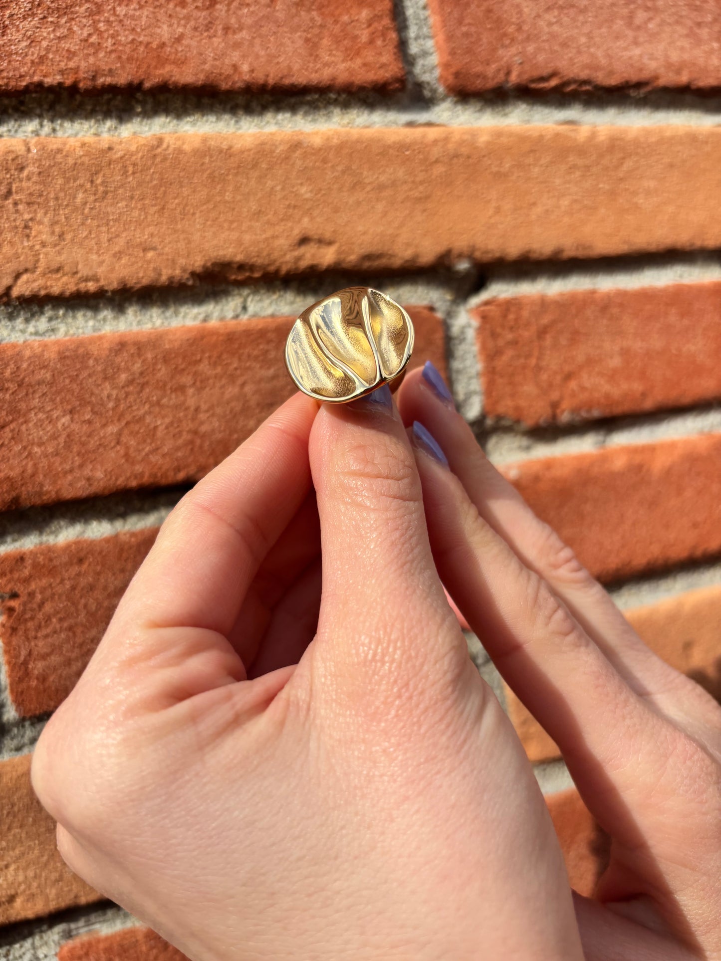 Bague femme dorée en acier inoxydable, idéale pour un style minimaliste et tendance. Ne rouille pas, ne ternit pas, et garde tout son éclat.