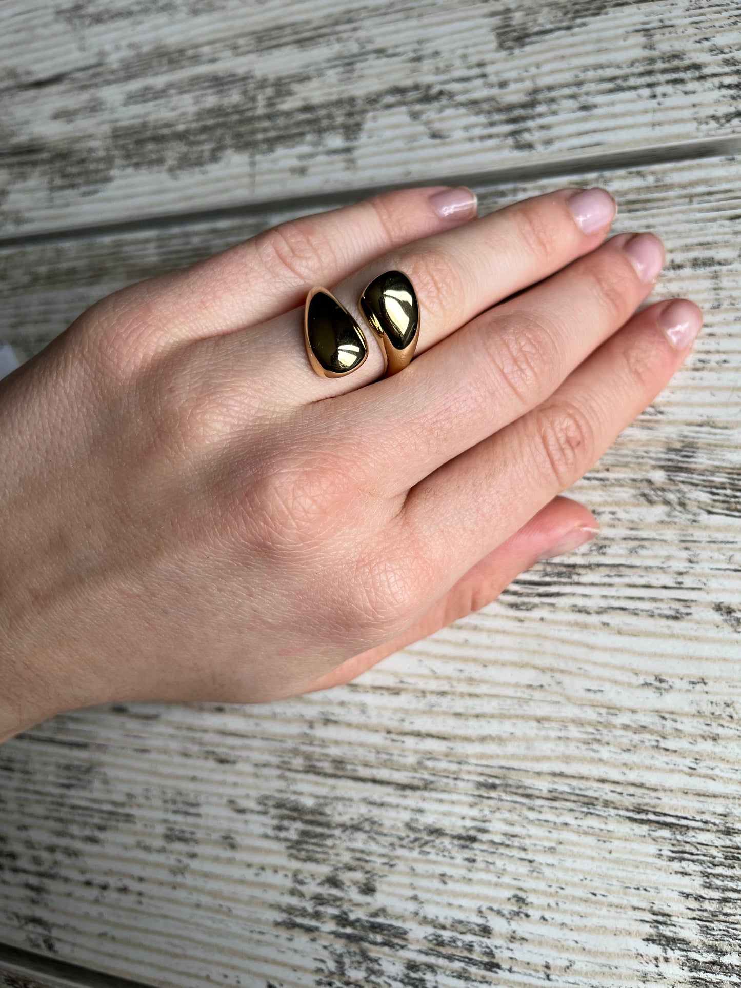 Bague couleur or portée, réglable, résiste à l’eau, ne noircit pas