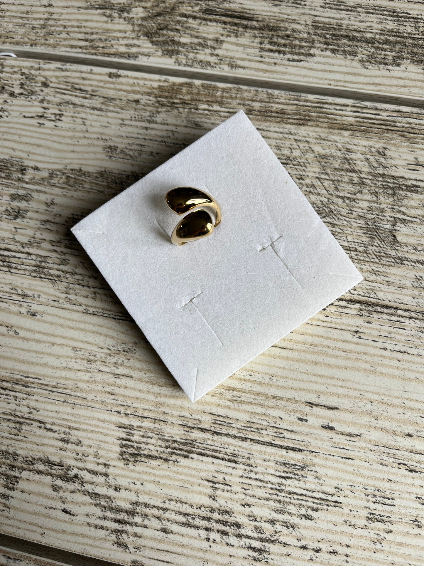 Bague ouverte en acier inoxydable composée de formes bombées.