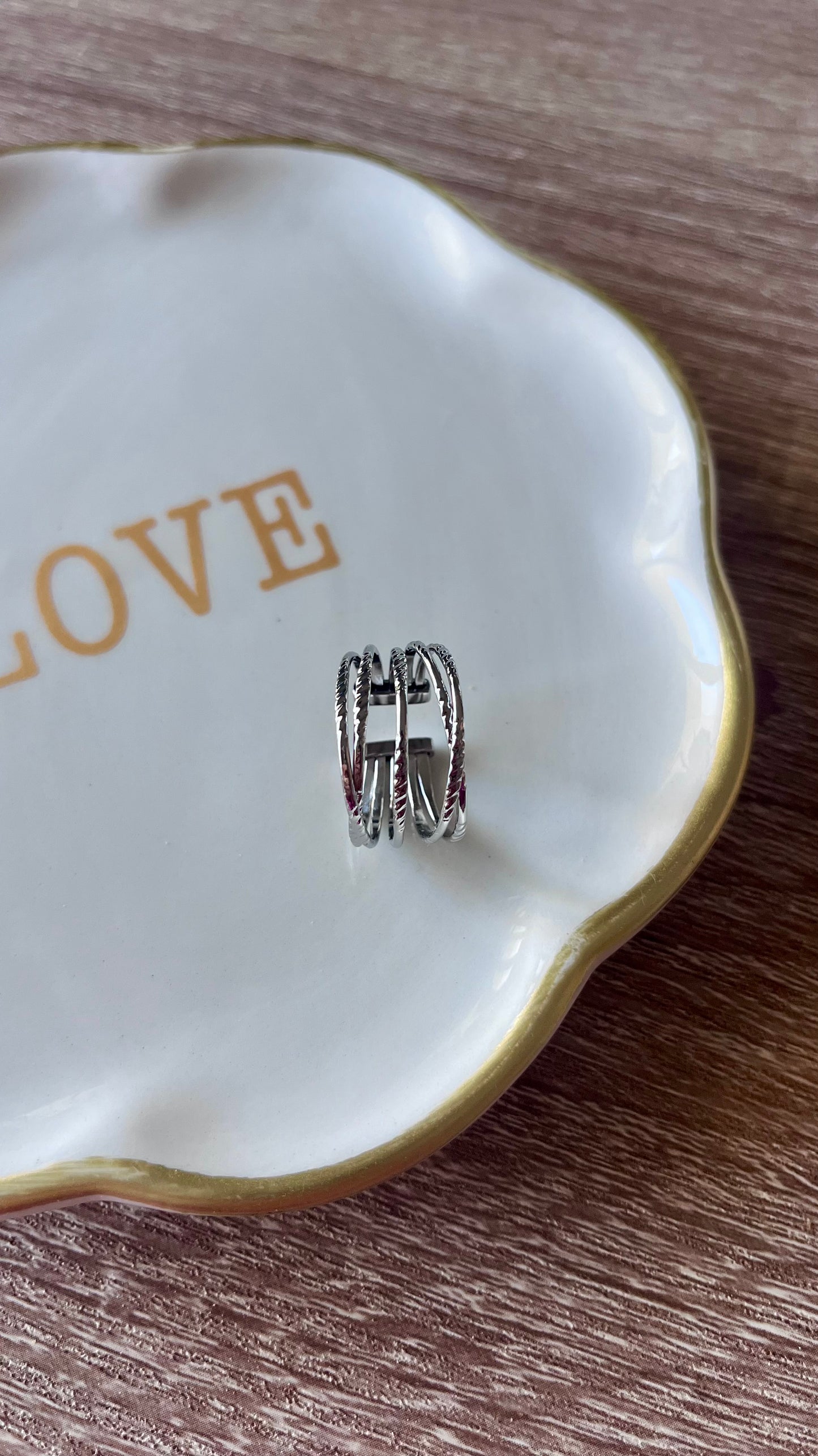 Bague design en acier inoxydable argent avec texture striée résistante et anti-oxydation