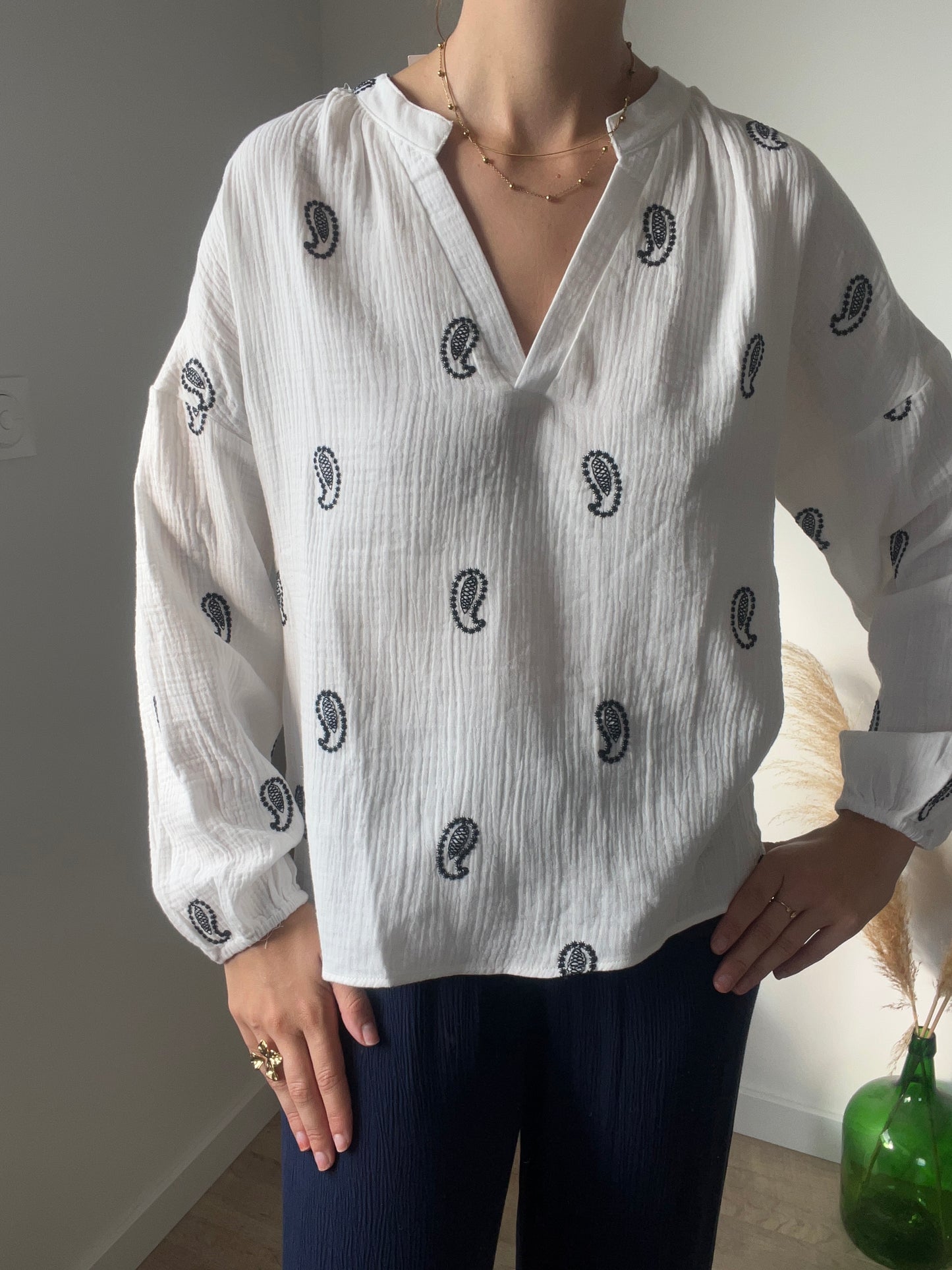 Blouse blanche motifs sur la blouse noir