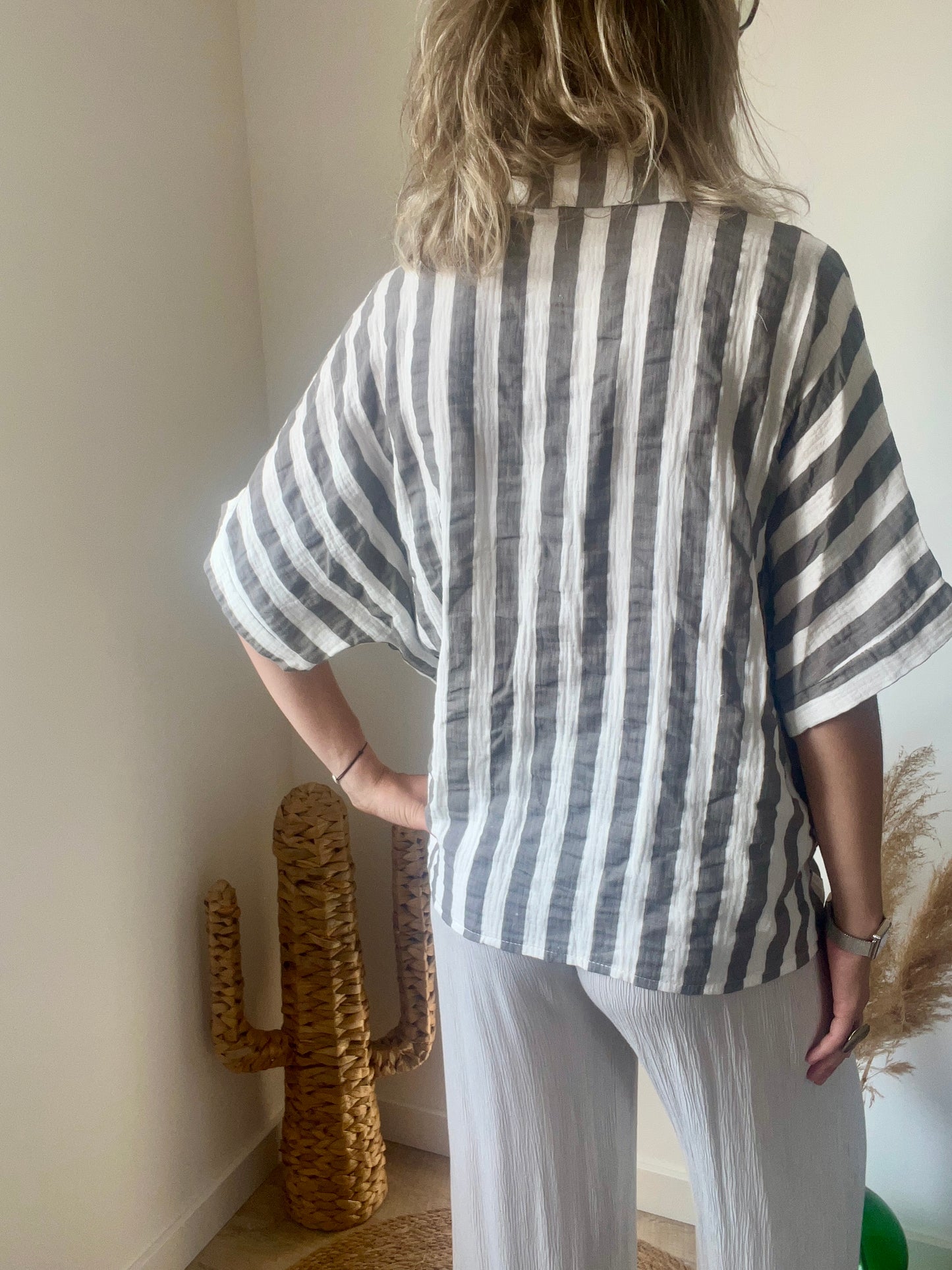 rayures sur la chemise de couleur blanches et taupe