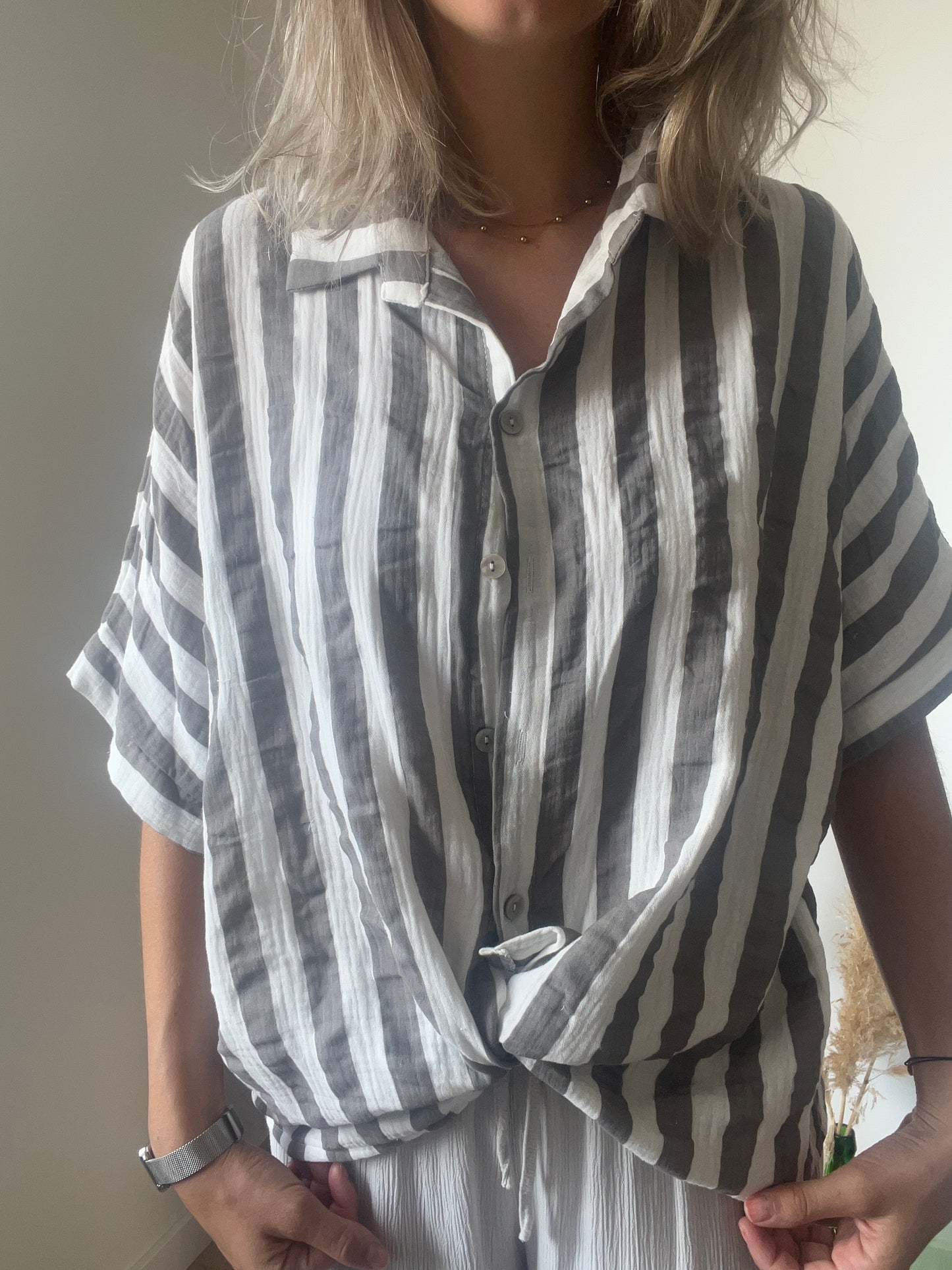 boutons sur le devant avec col chemise