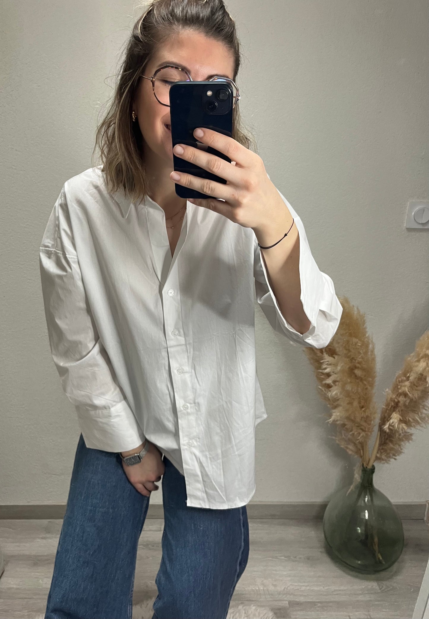 Chemise en coton de couleur blanche, avec bouton sur le devant.