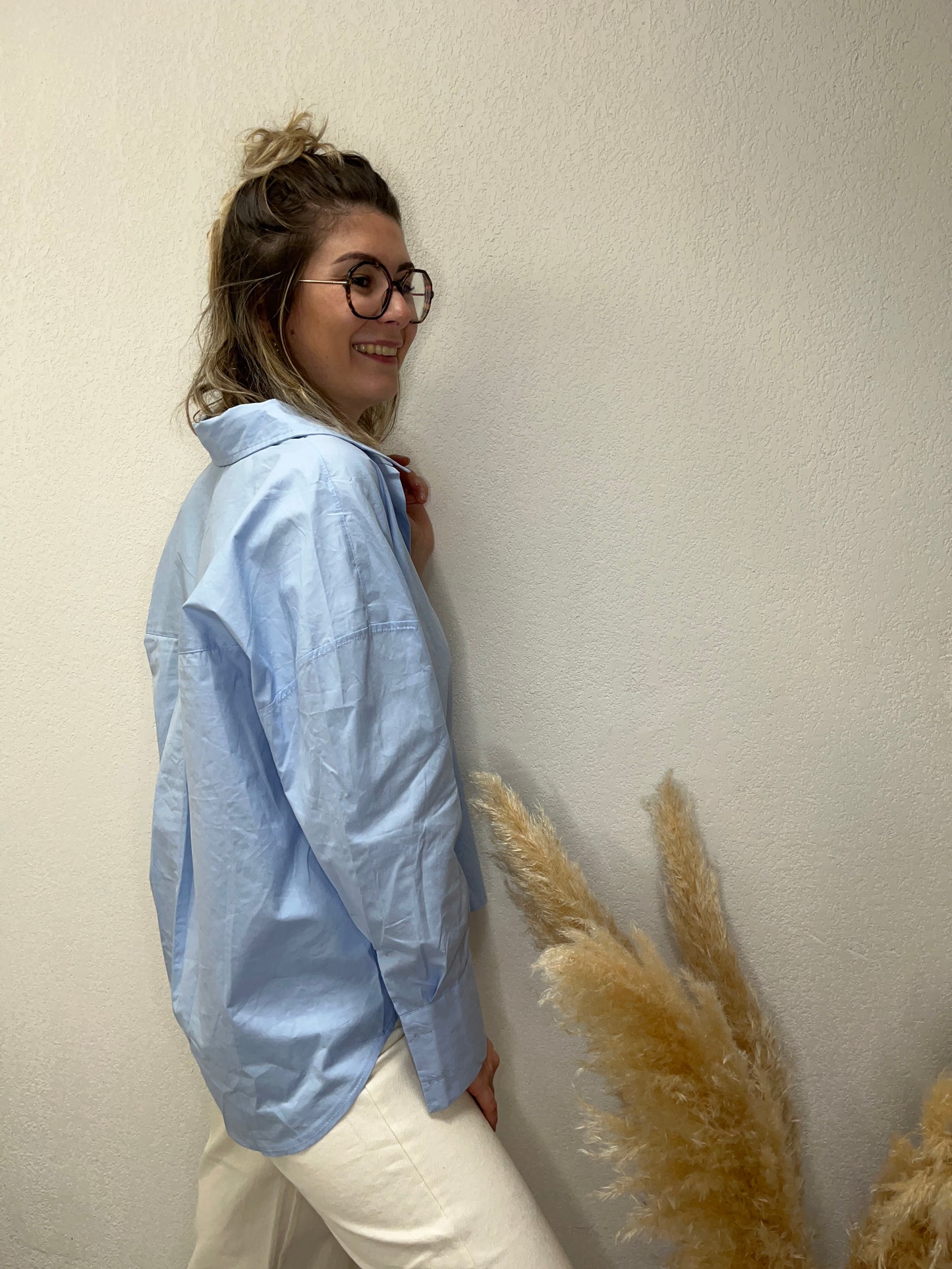 Chemise Mila, bleue de profil, coupe longue sur le derrière.