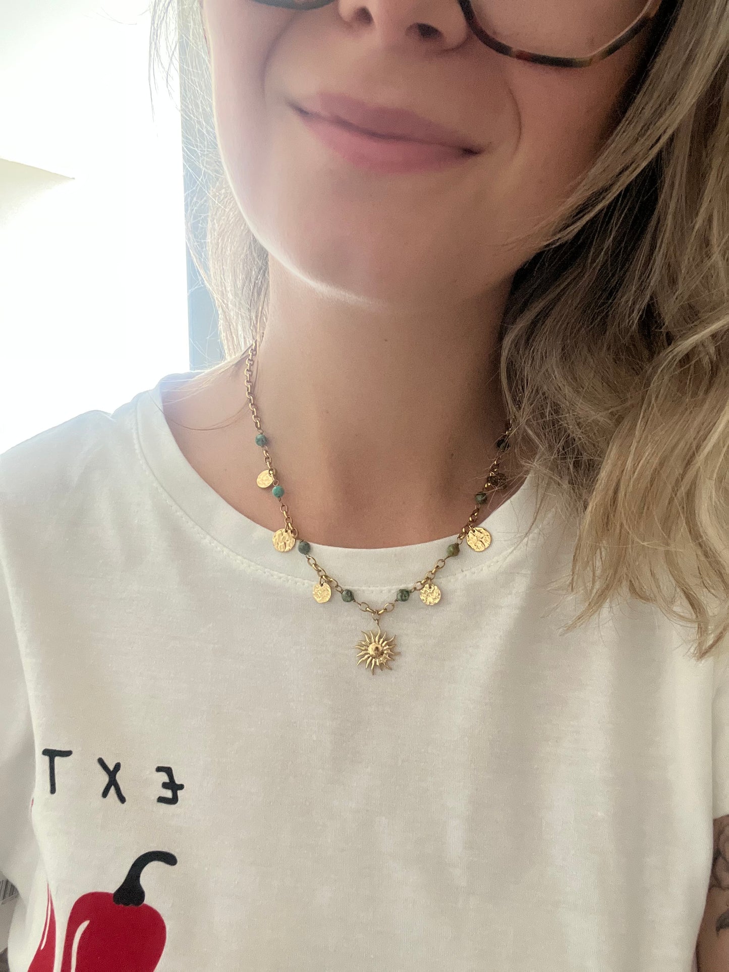 Joli collier, pendentif, soleil et pierre, précieuse de couleur verte en ancien oxydable, ne noircit pas