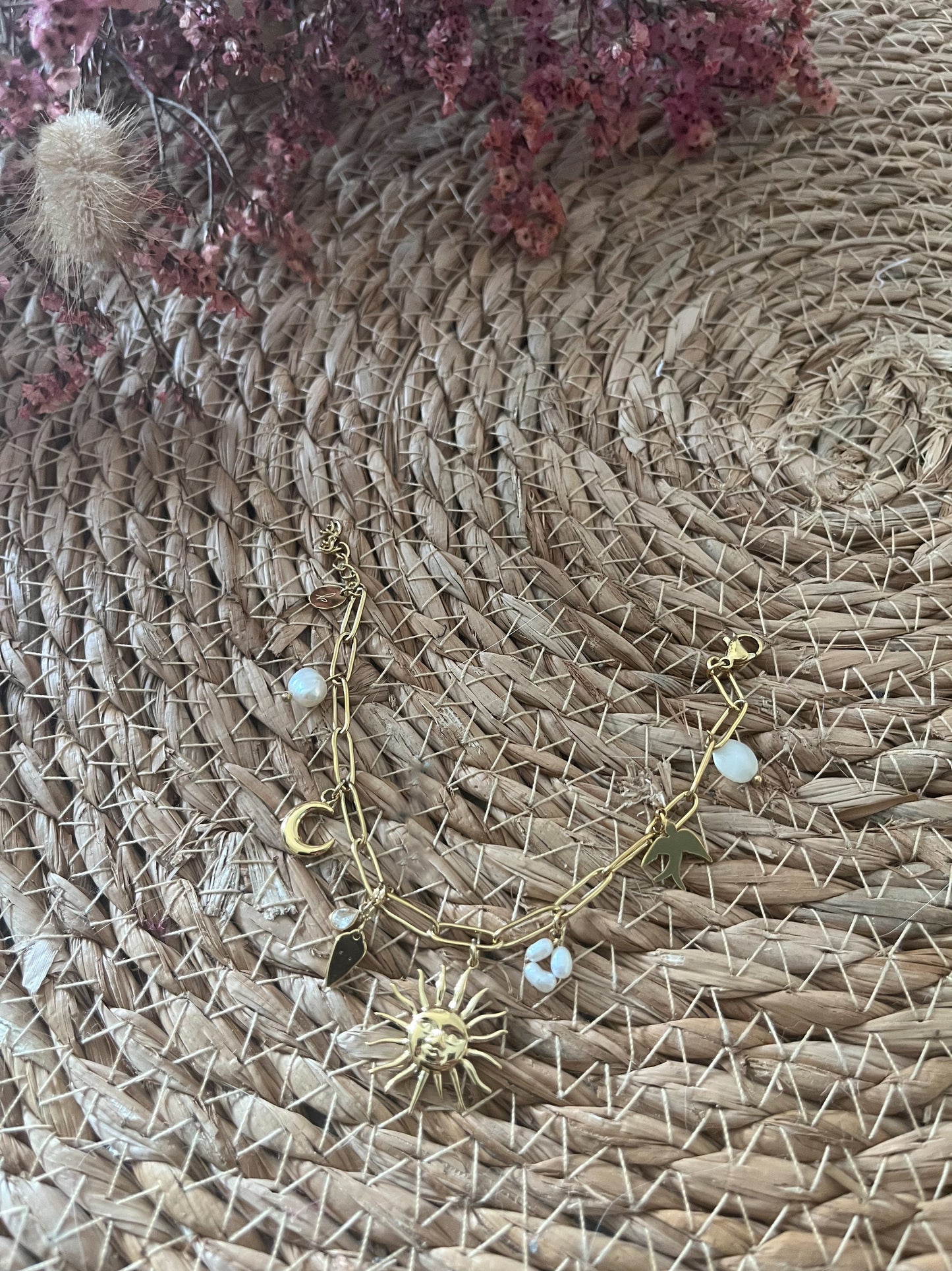 Garantie sans nickel, sans cadmium, sans sel de plomb.
Résiste à l’eau et ne noircit pas.
Les perles d'eau douce sont des perles naturelles, leurs formes et leurs couleurs peuvent varier d’une pierre à l’autre.