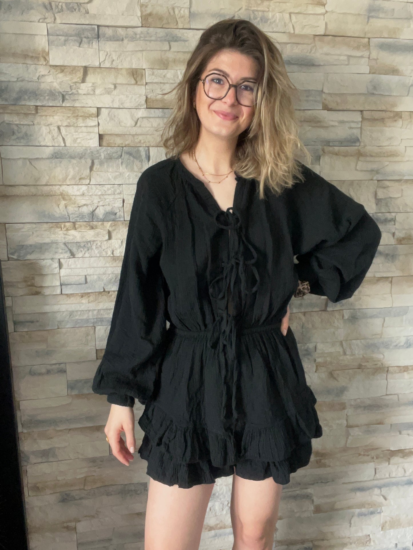 En taille unique de couleur noire, short jupe