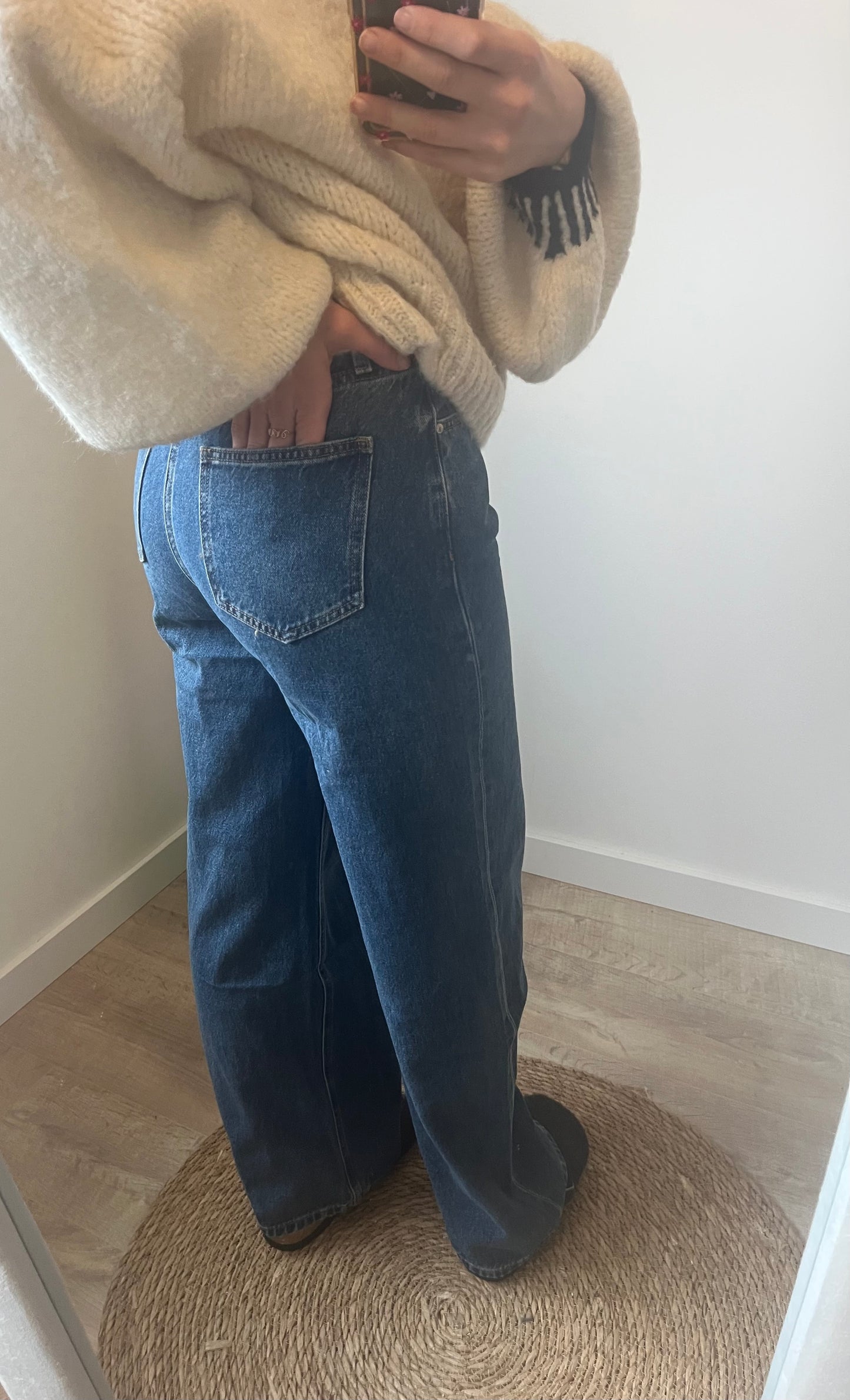 Jean pour femme coupe droite taille parfaitement bien met en valeur les formes pour femmes et adolescentes