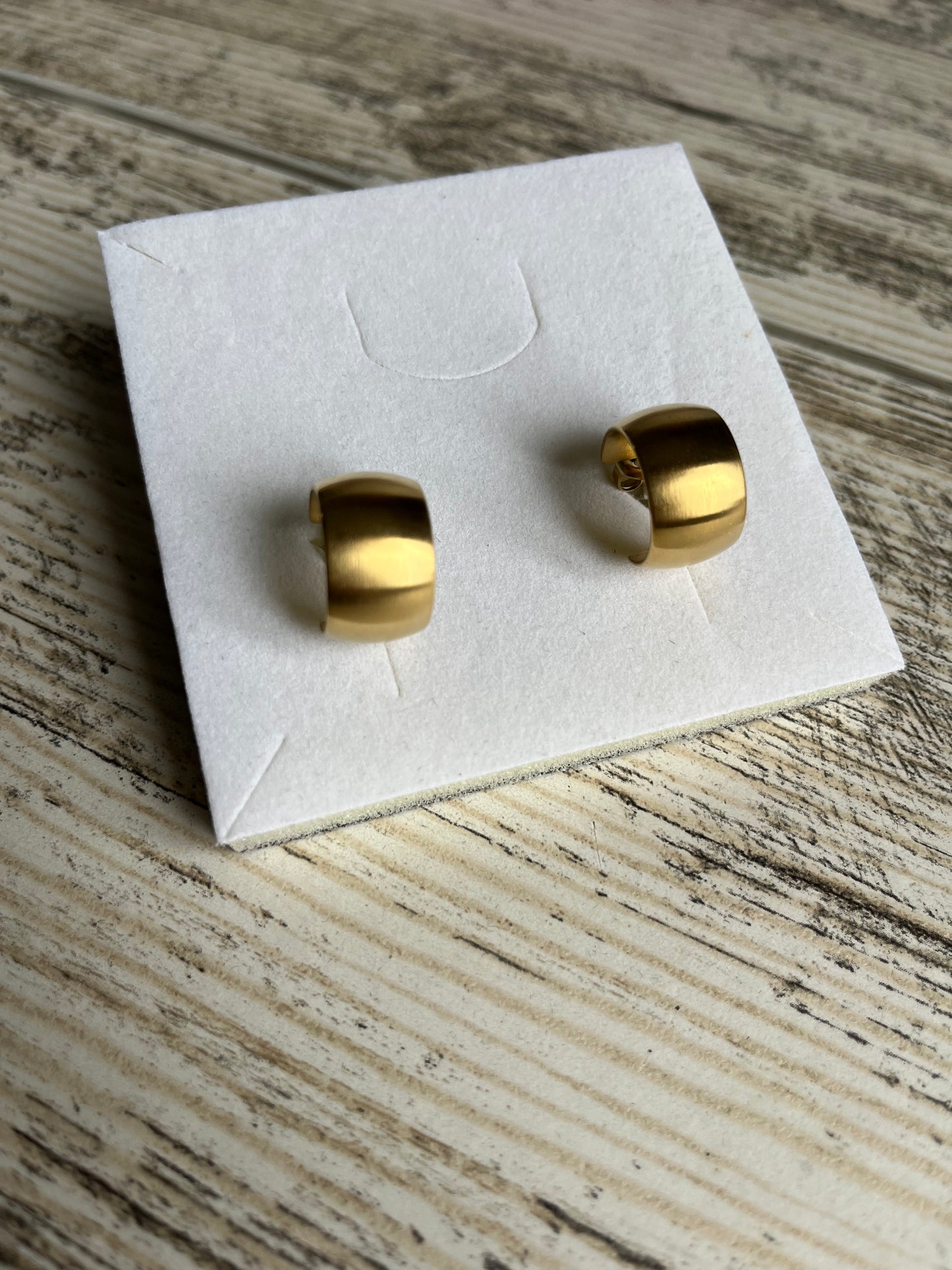Boucles d'oreilles type créoles en acier inoxydable. Résiste à l’eau, ne noircit pas
