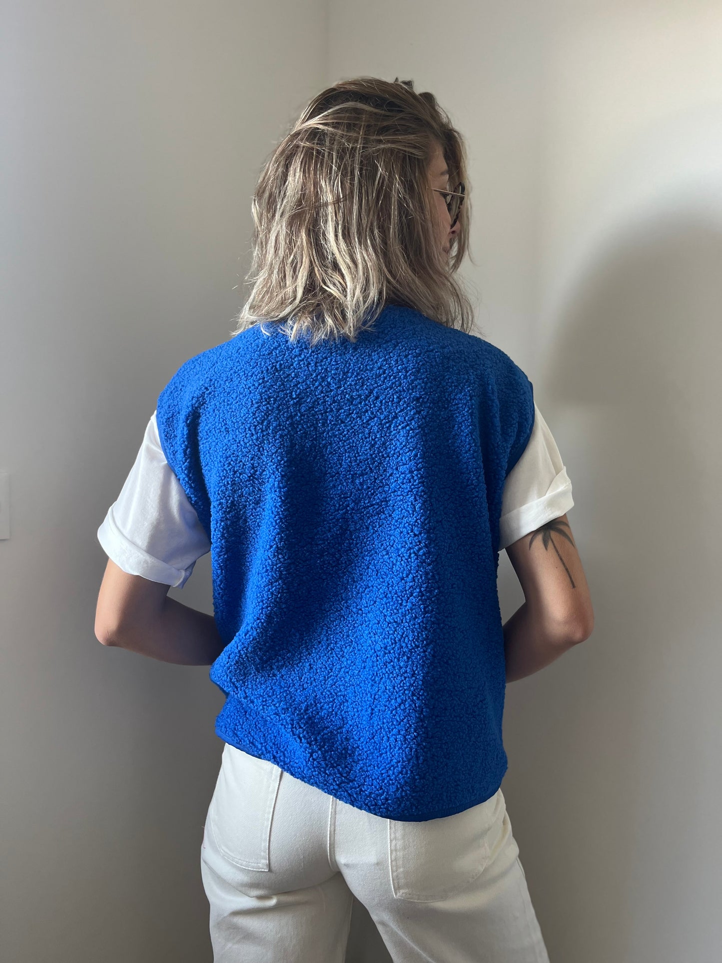 Gilet moumoute femme a porter sur un t-shirt ou sur un pull parfait pour toutes saisons