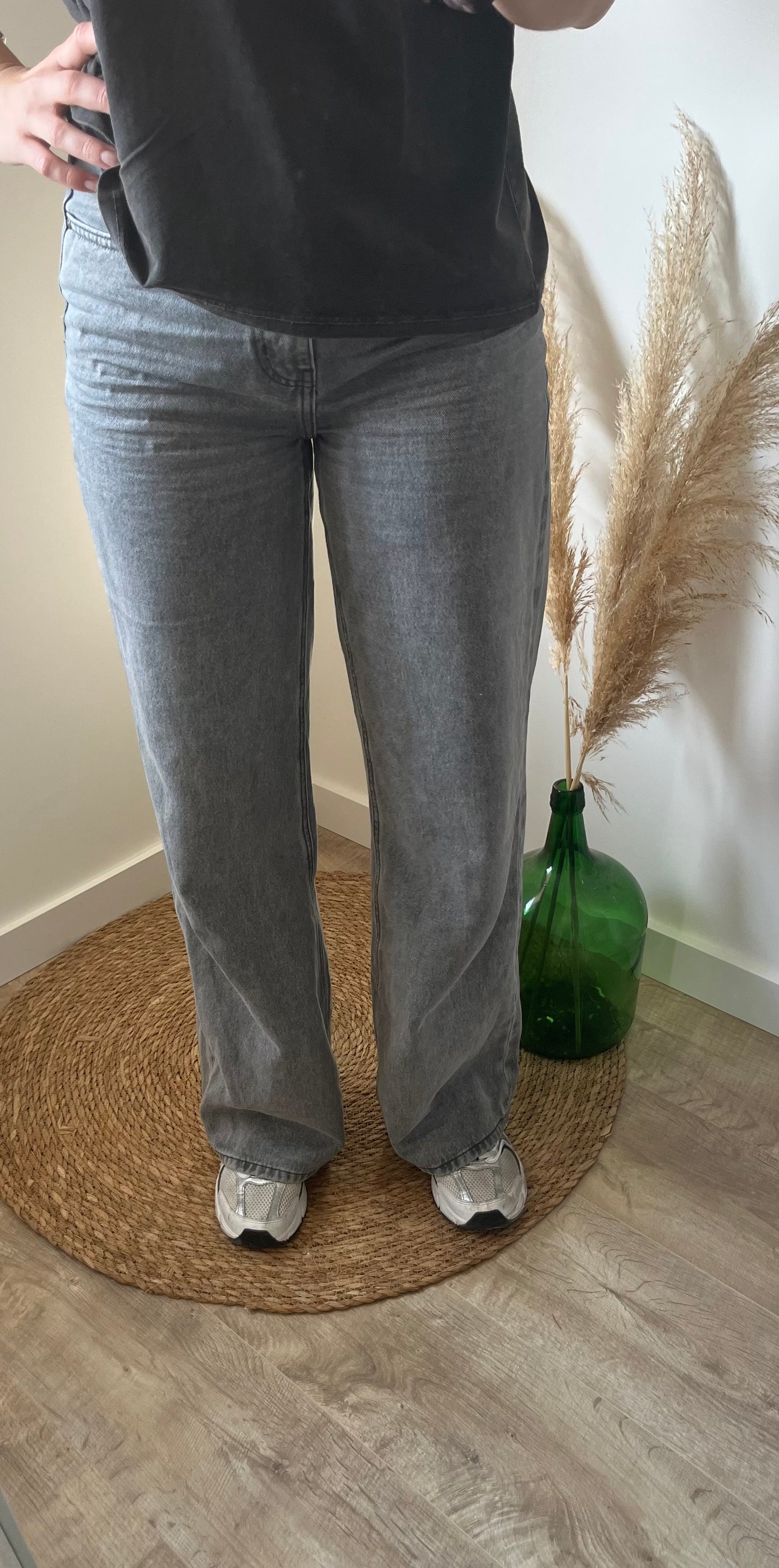 jean droit polyester coton. Taille parfaitement bien centrée, épouse bien les formes du corps.