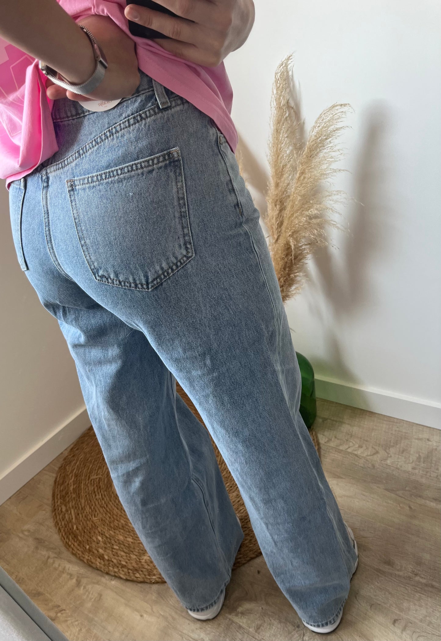 jean droit femme taille parfaitement, couleur bleu, claire, plusieurs tailles sont disponibles sur le site.