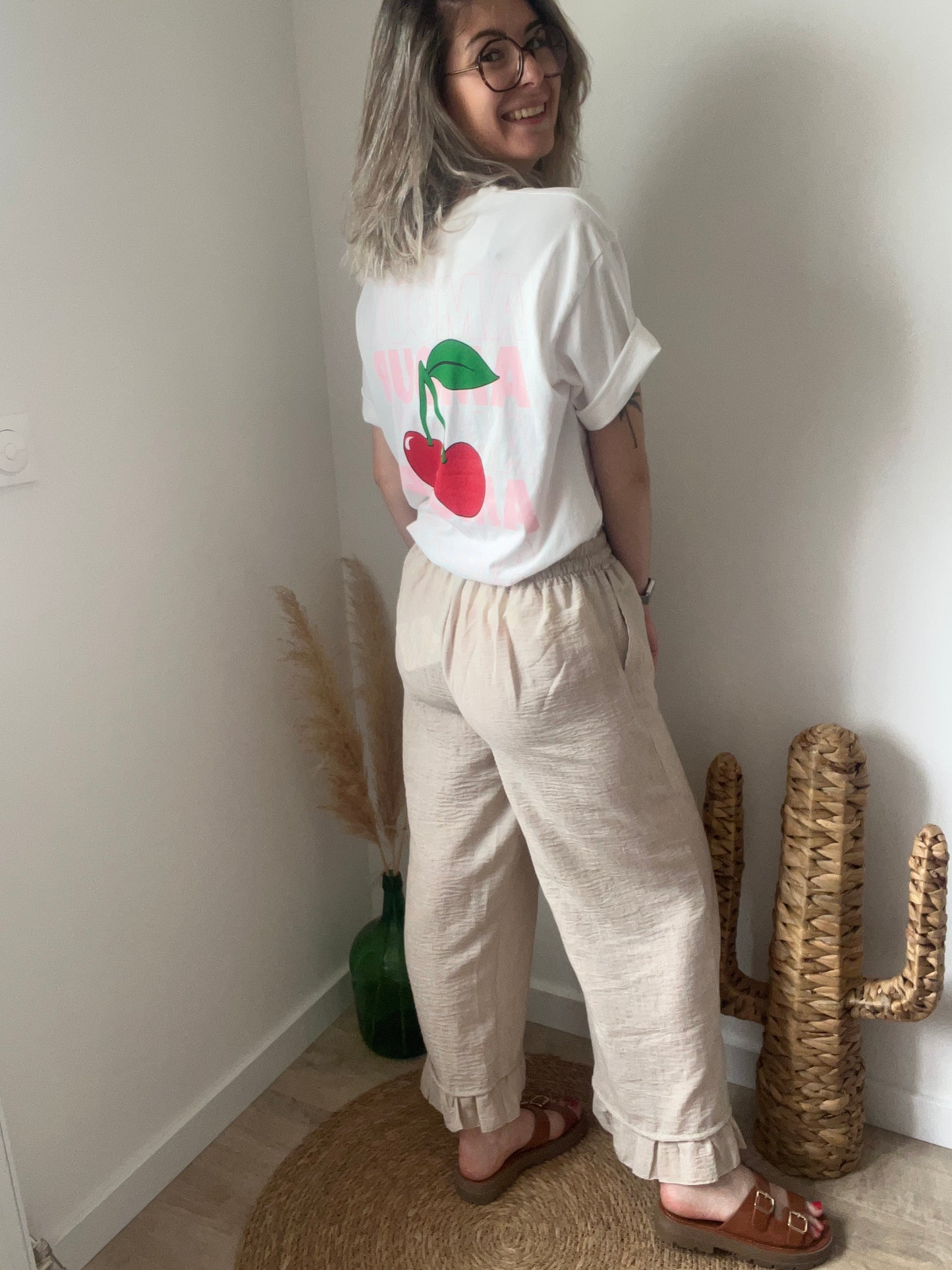 pantalon élégant, parfait pour des occasions ou le quotidien de couleur beige