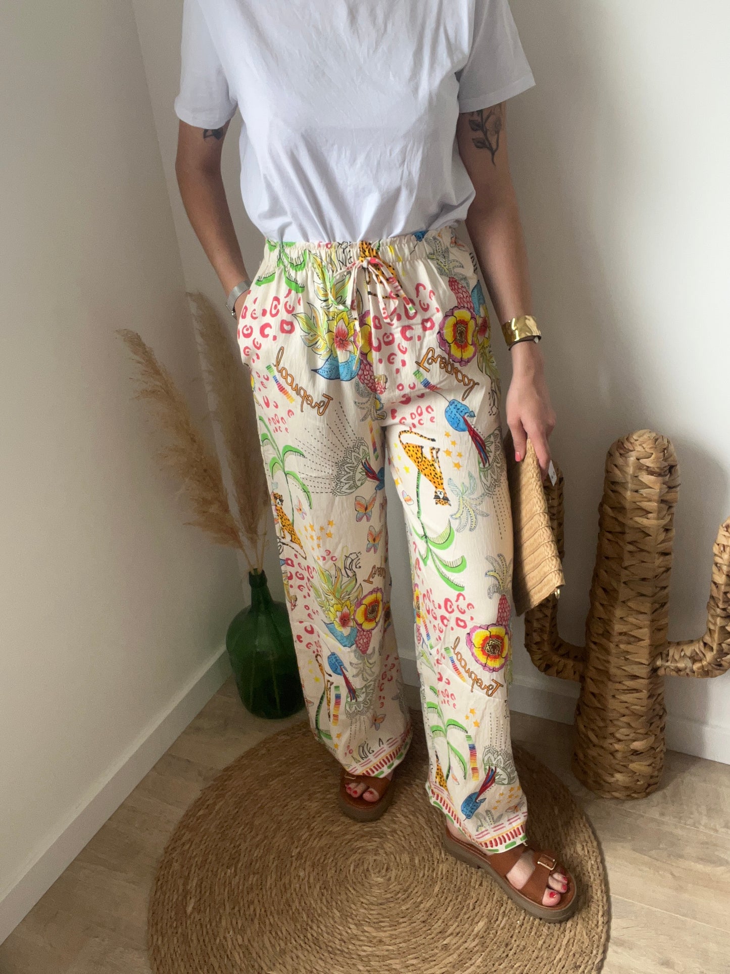 motifs colorés sur tout le pantalons avec deux poches sur le coté