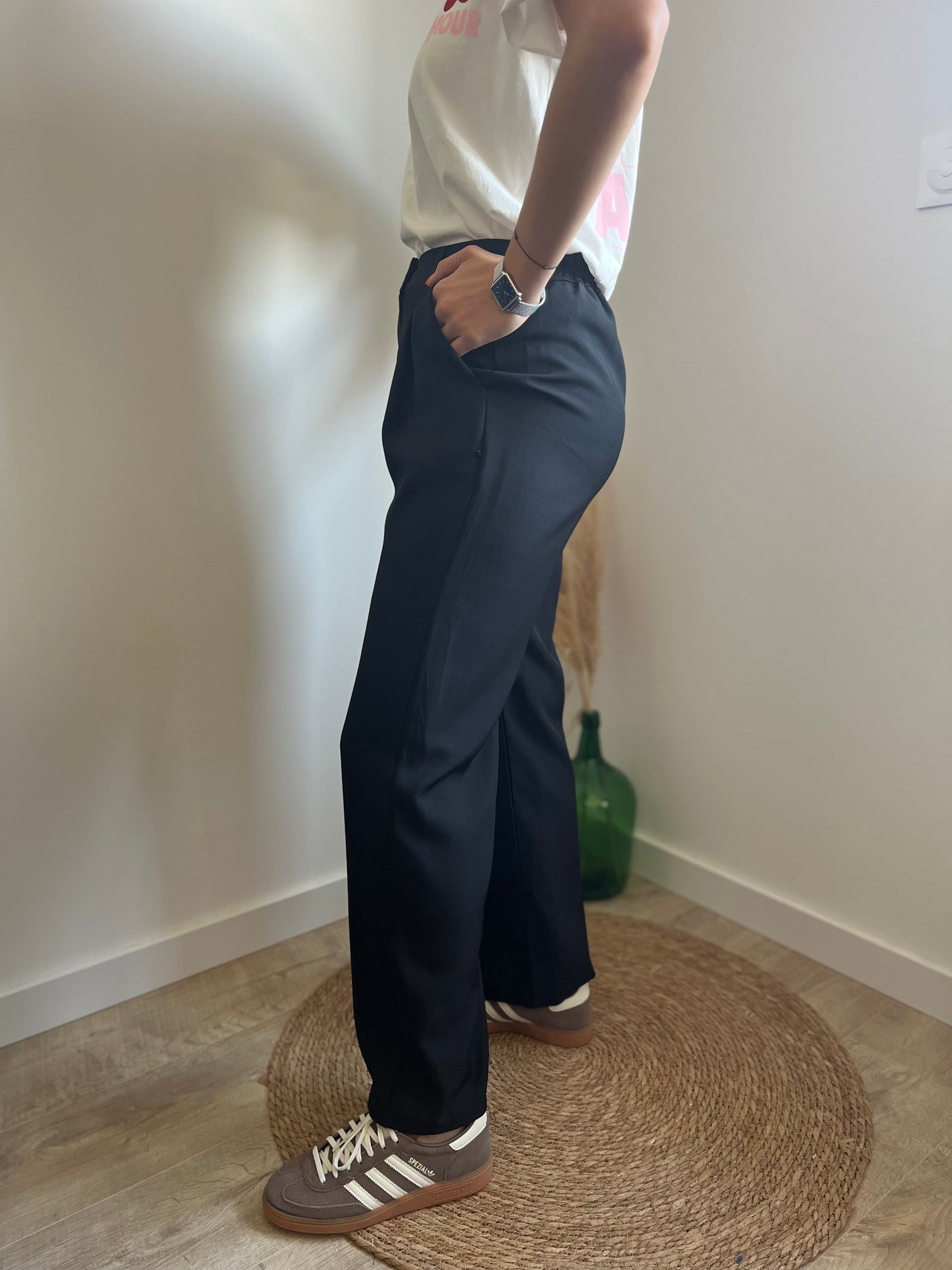 pantalon droit couleur noir avec élastique dans le dos correspond a un 36 42