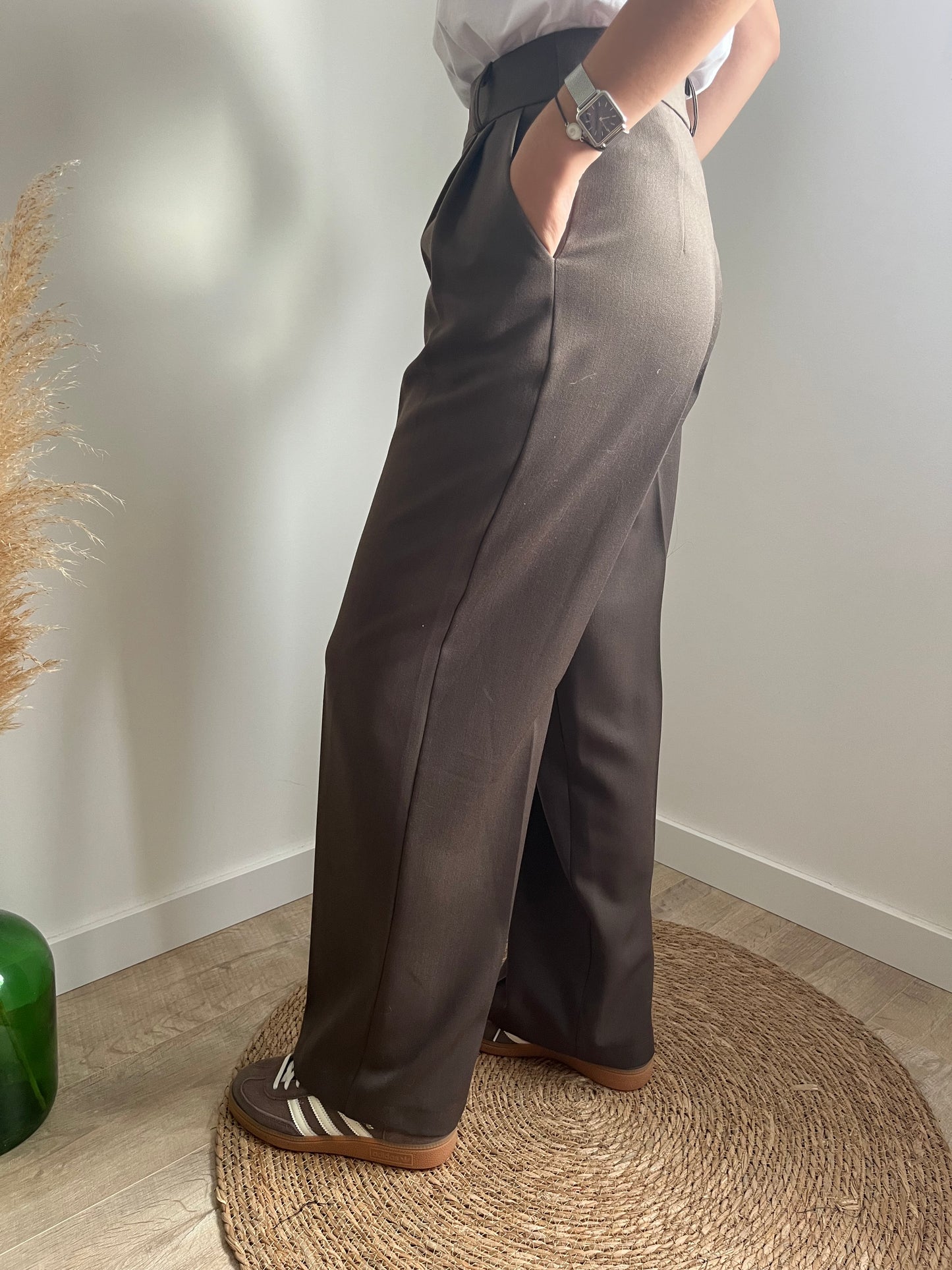 Pantalon, marron droit pour femme, taille parfaitement bien et épouse bien les formes du corps