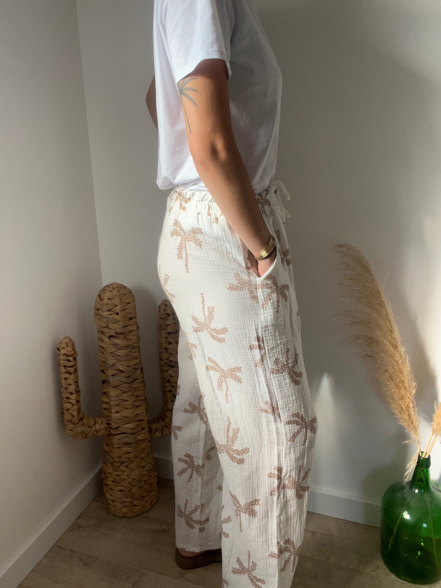 Pantalon, couleur blanc, motif des palmiers, couleur taupe