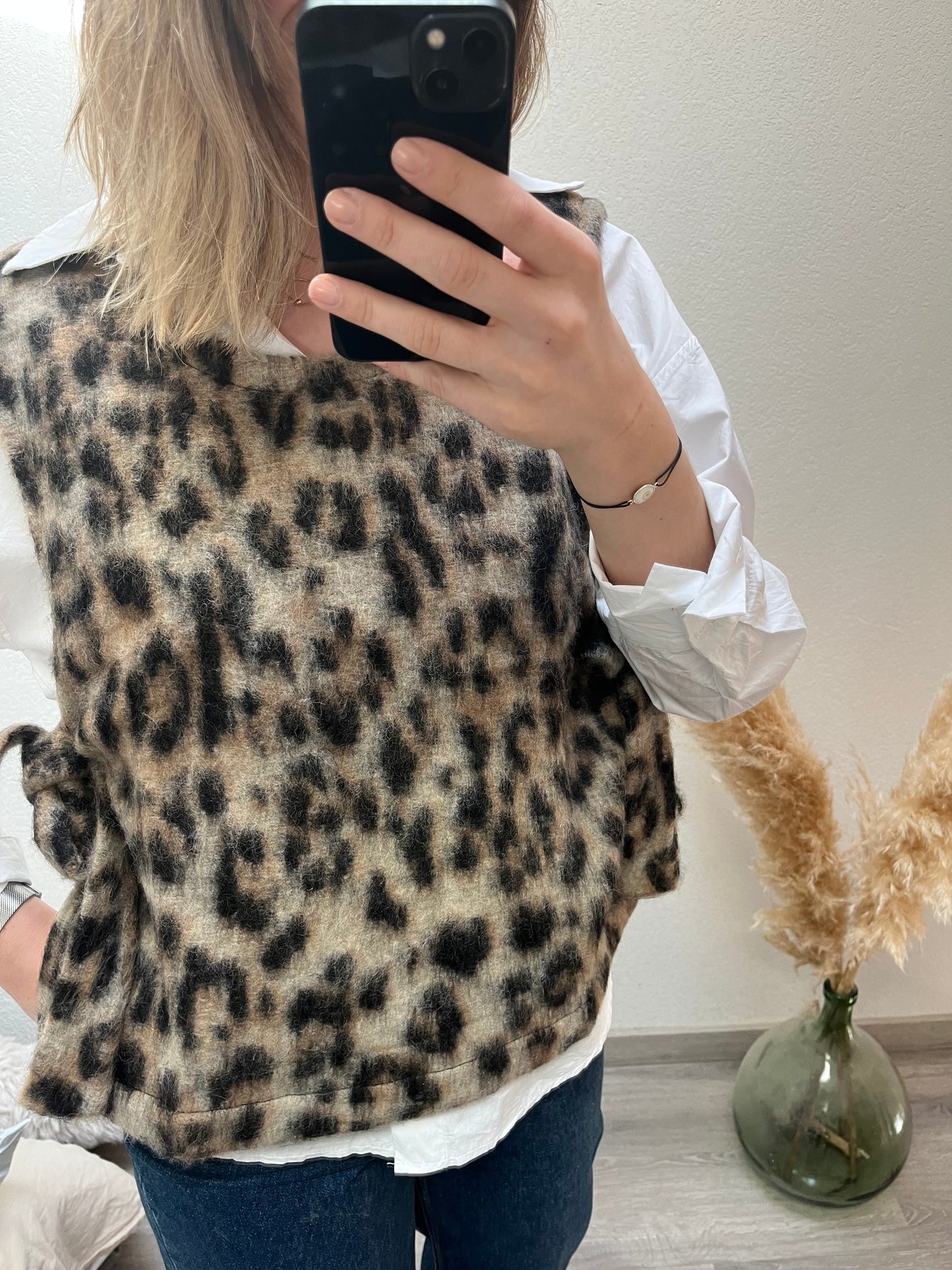 détails sur la matière du pull léopard, sans manches avec les nœuds sur le côté