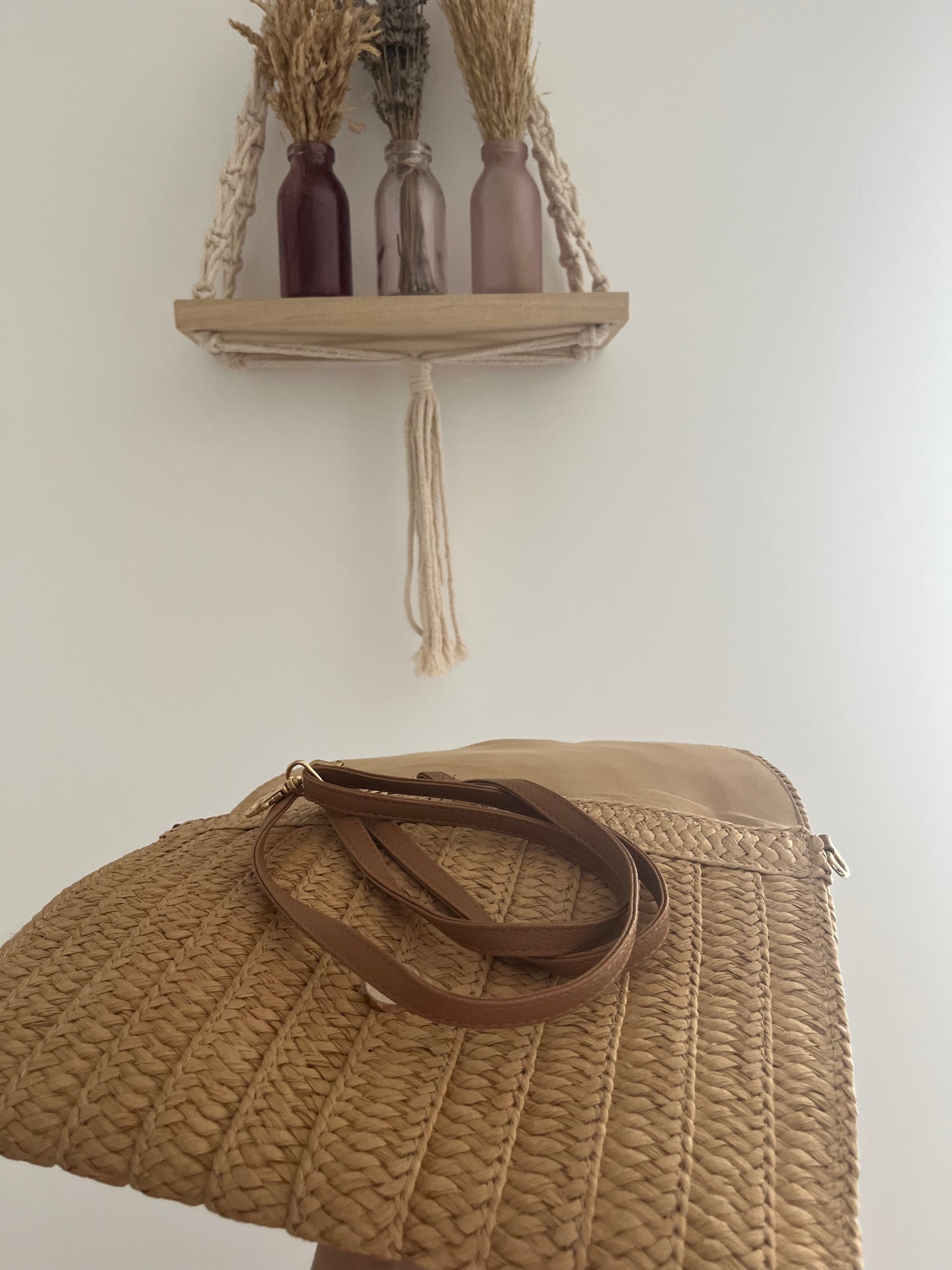 possibilité de rajouter une lanière pour faire un effet sac en plus de l’effet de la pochette