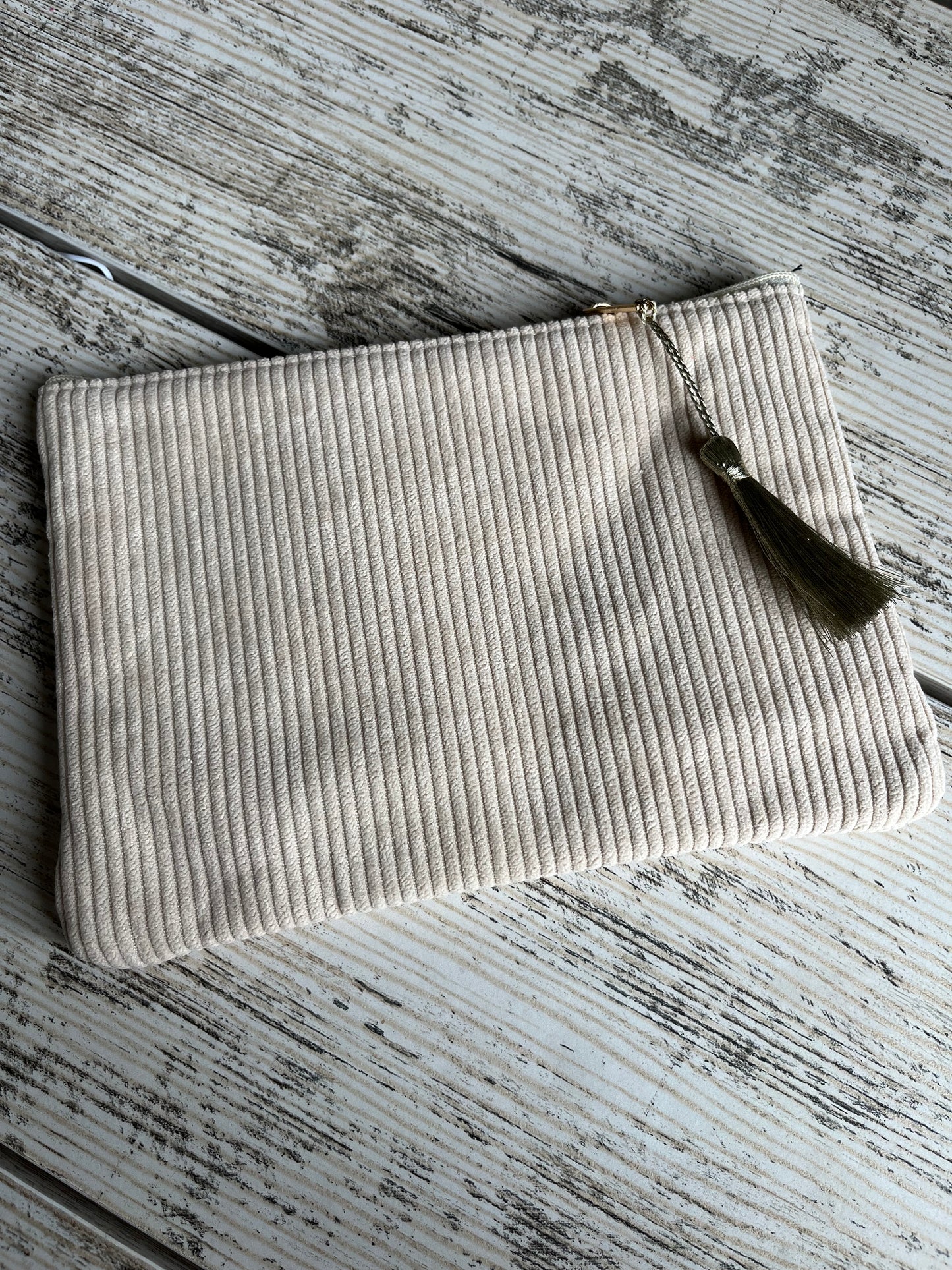 Pochette beige pratique pour le rangement idéal dans les sacs pompons doré