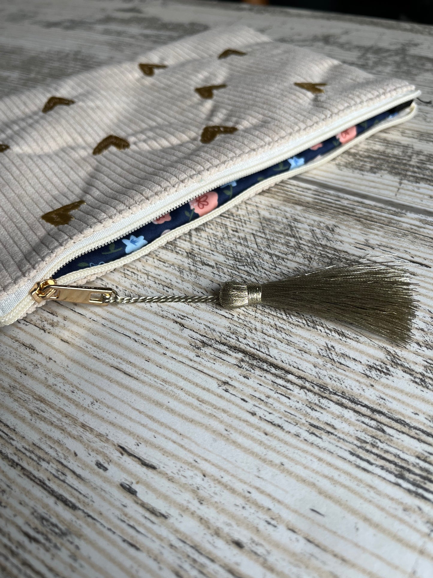Pochette beige avec cœur, brodé, doré, intérieur fleuri