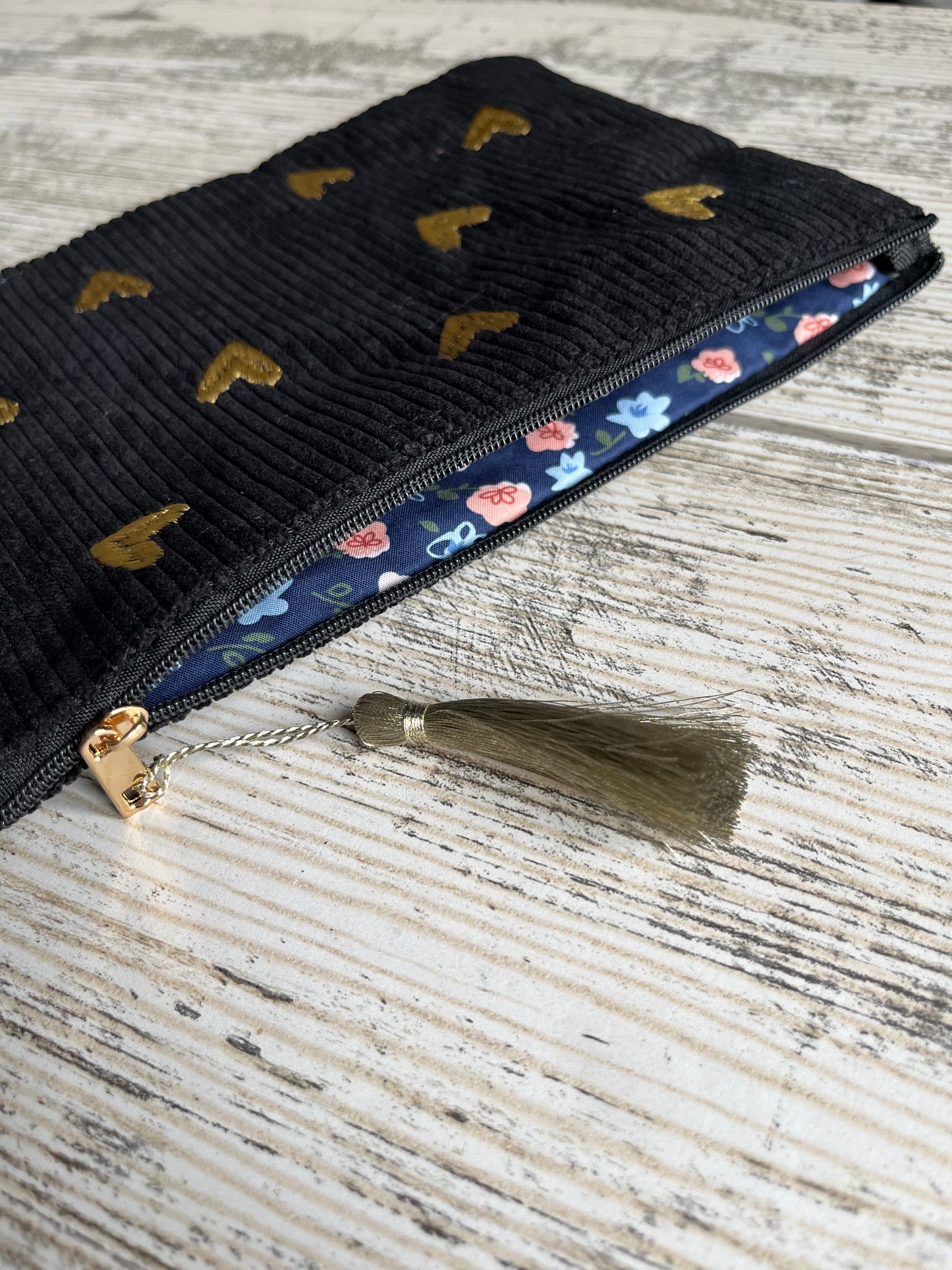 Cœur, brodé et pompon doré, motif fleuri à l’intérieur de la pochette