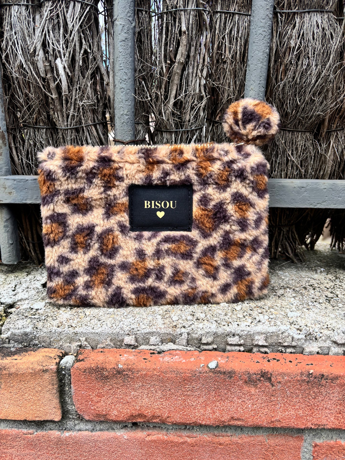 Pochette femme imprimé léopard en matière douce, utilisable comme porte-monnaie
