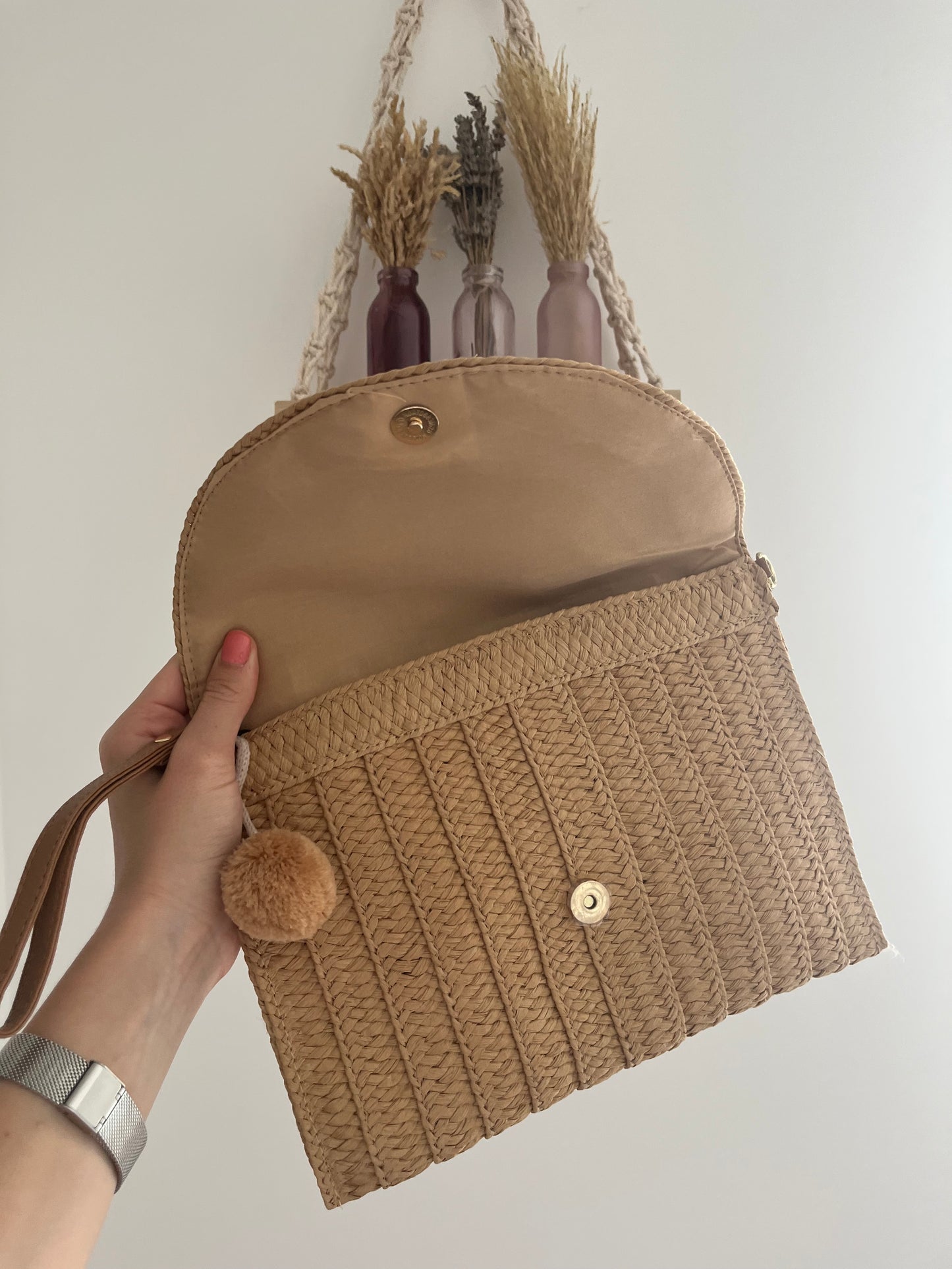 boutons qui clipse pour fermer la pochette , petite poche en interne