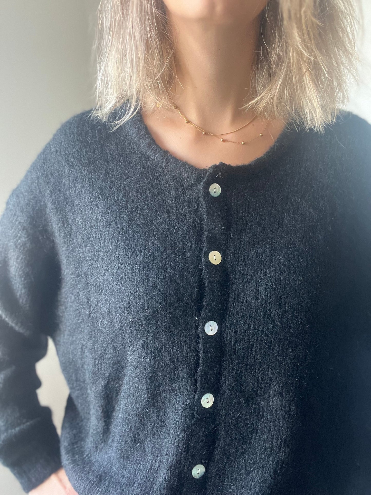 Pull pour femme de couleur noir peut se porter également en gilet grâce aux boutons sur le devant