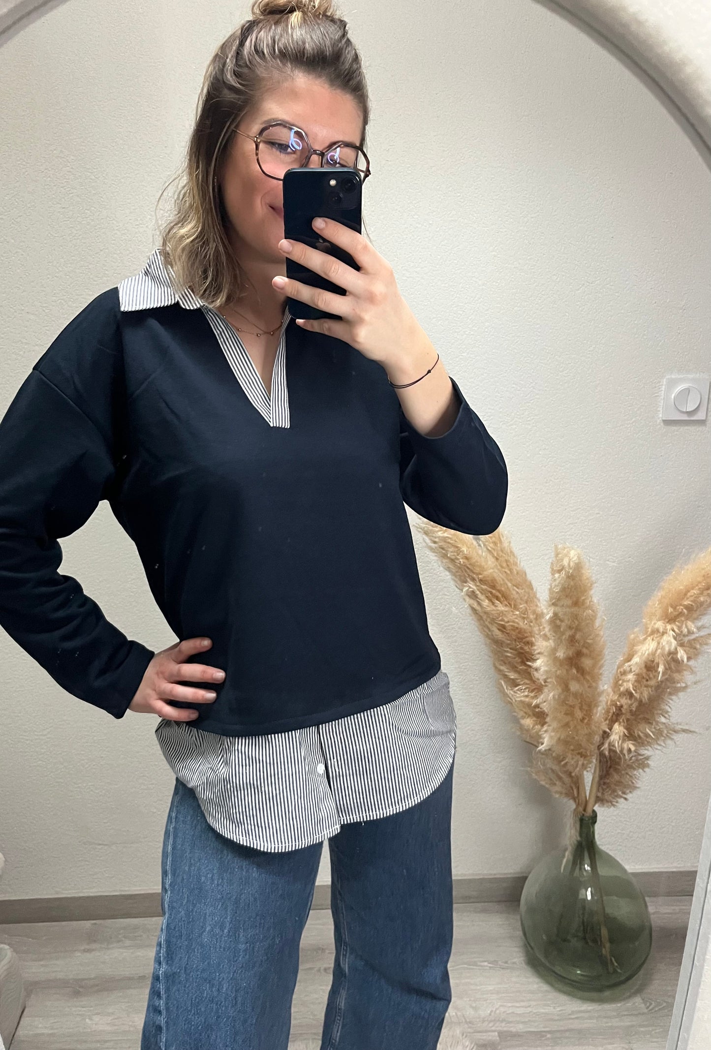 Pull fin avec chemise, accrochée, couleur bleue foncé effet chic et décontracté