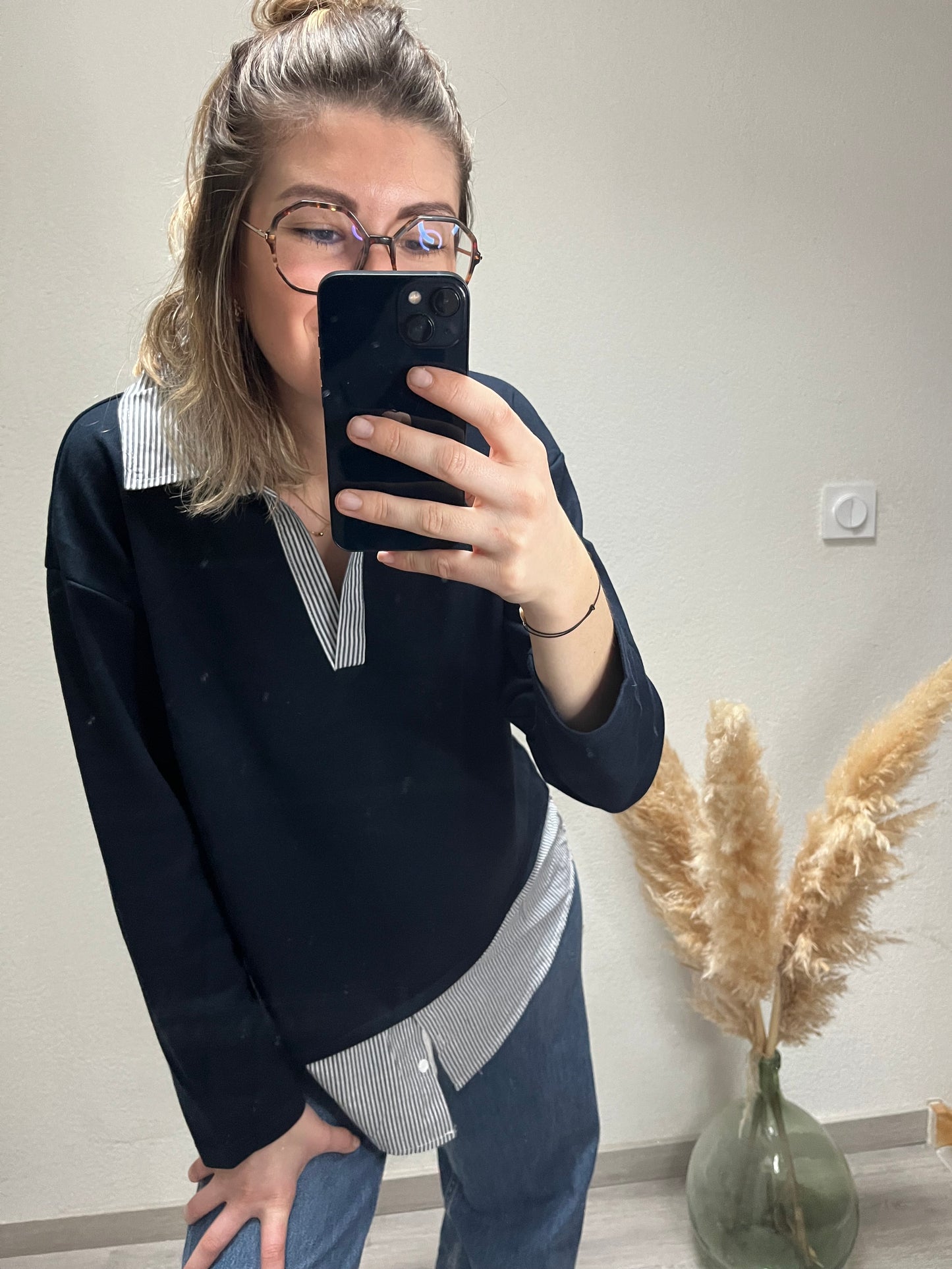 Pull fin avec chemise, accrochée, couleur bleue foncée Très chic et élégant