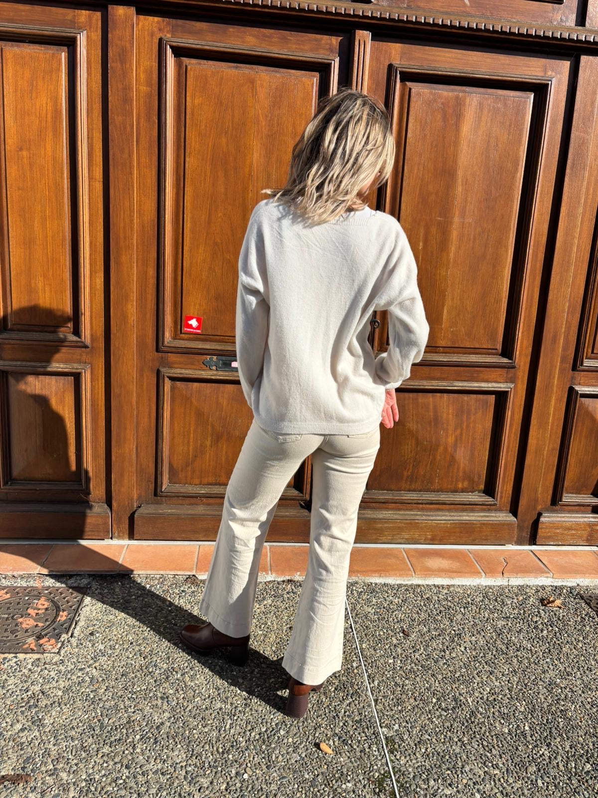 Pull col V couleur écru tendance pour femme