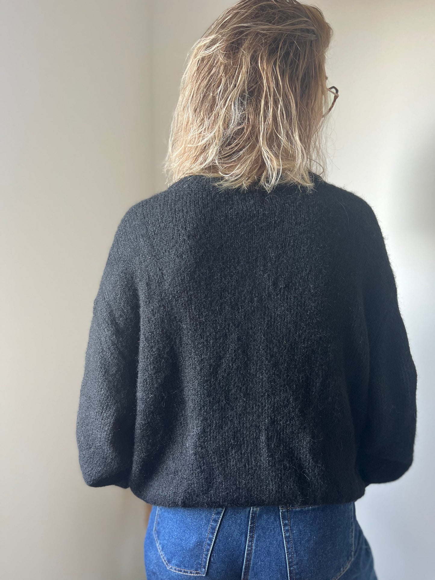 Pull femme noir de dos très doux ne pique pas ne gratte pas