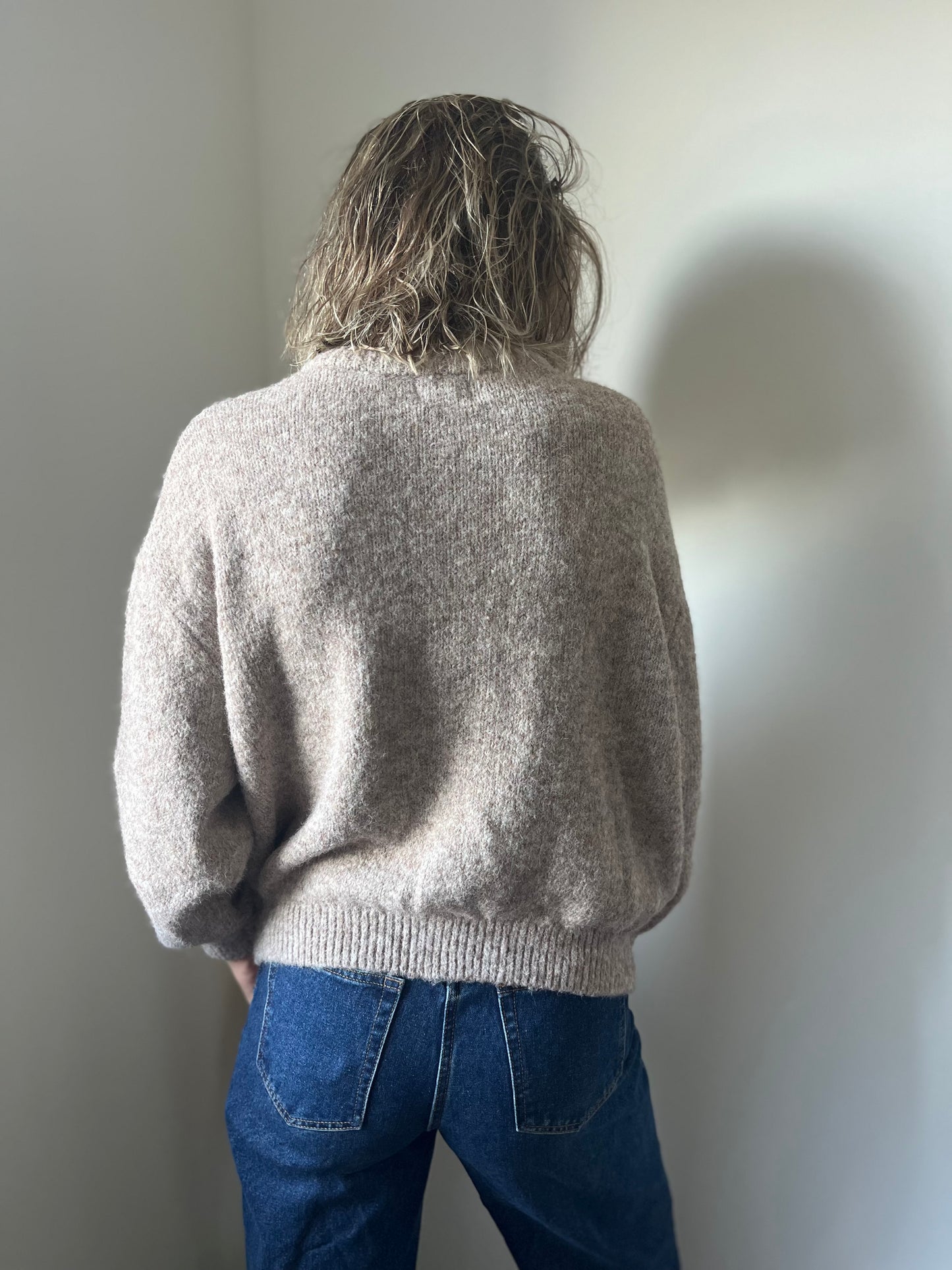 pull femme de dos de couleur taupe longueur du pull 60cm