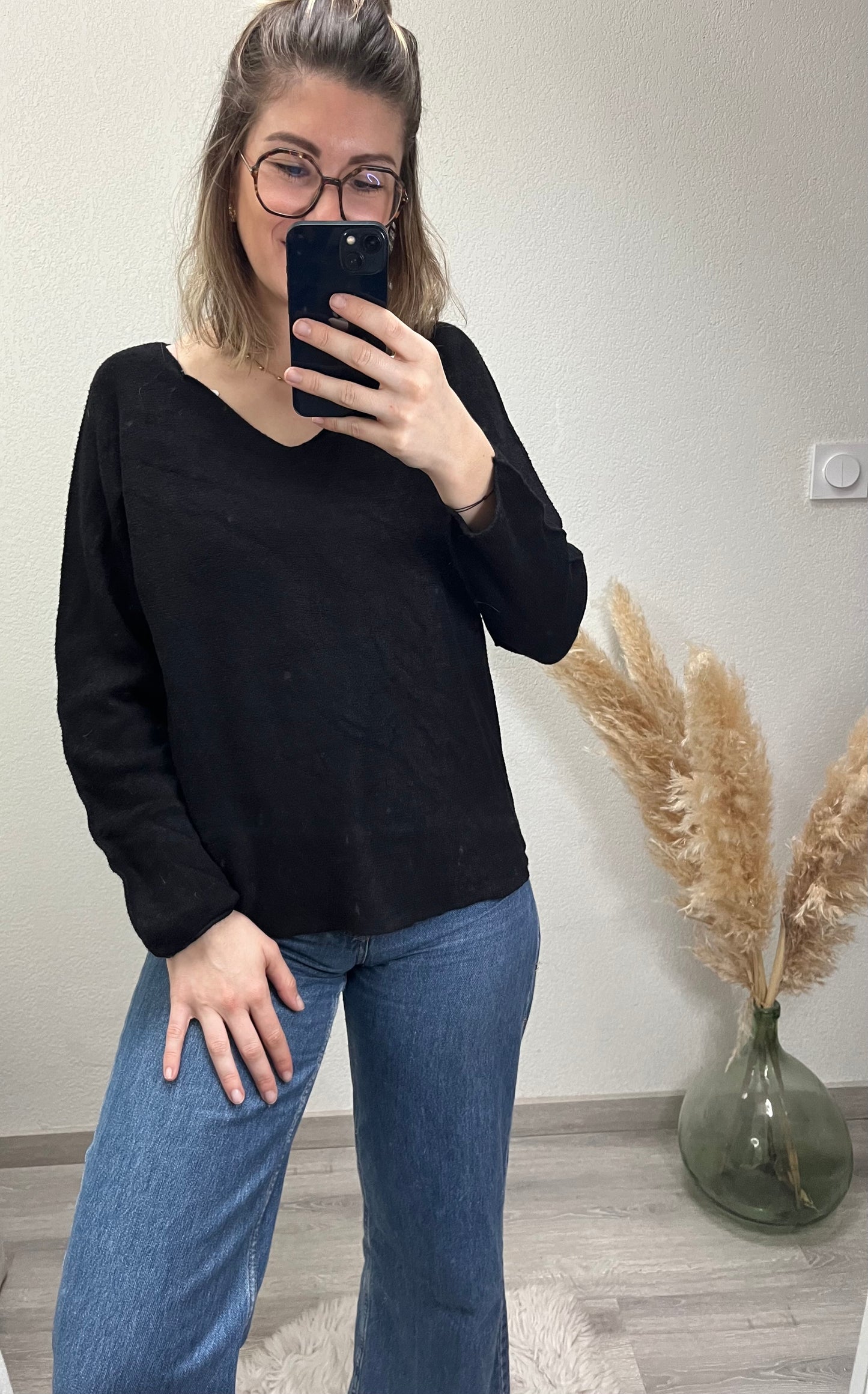 Col V couleur noire, taille parfaitement