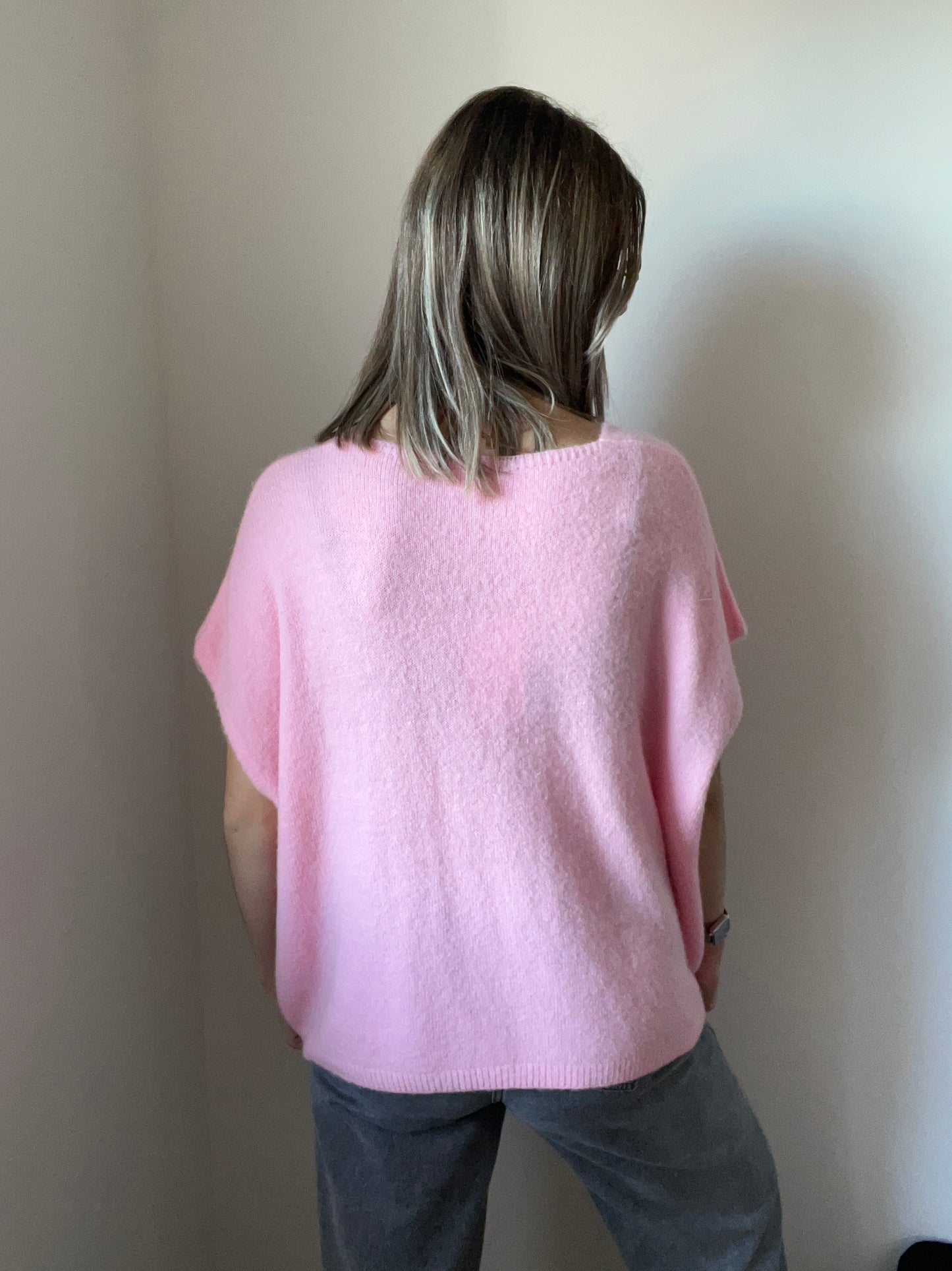 Joli pull rose, manches courtes de couleur rose bonbon pour femme et adolescente pour un look soit décontracté soit chic