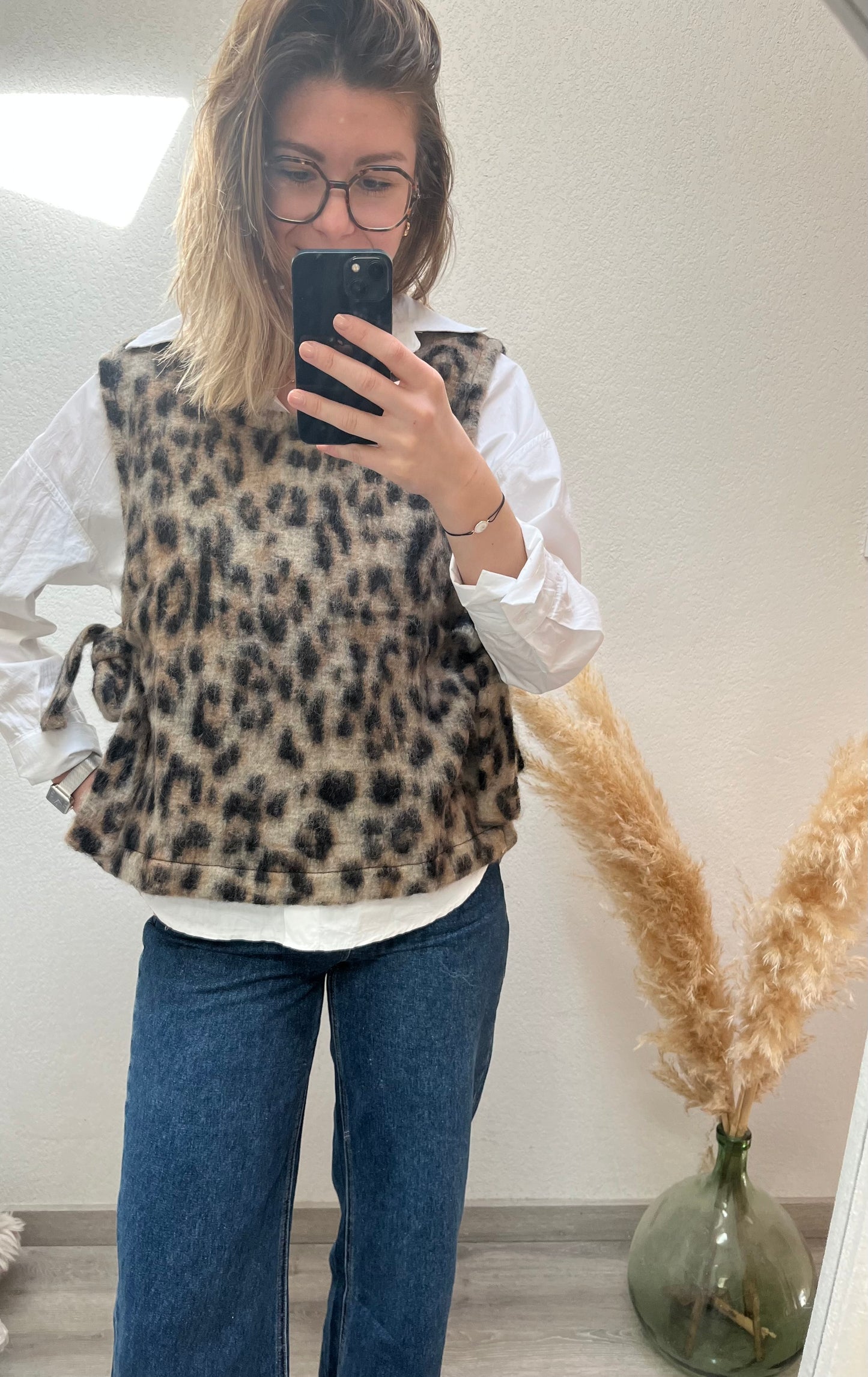 adopter le pull sans manches léopard pour un style très chic et décontracté
