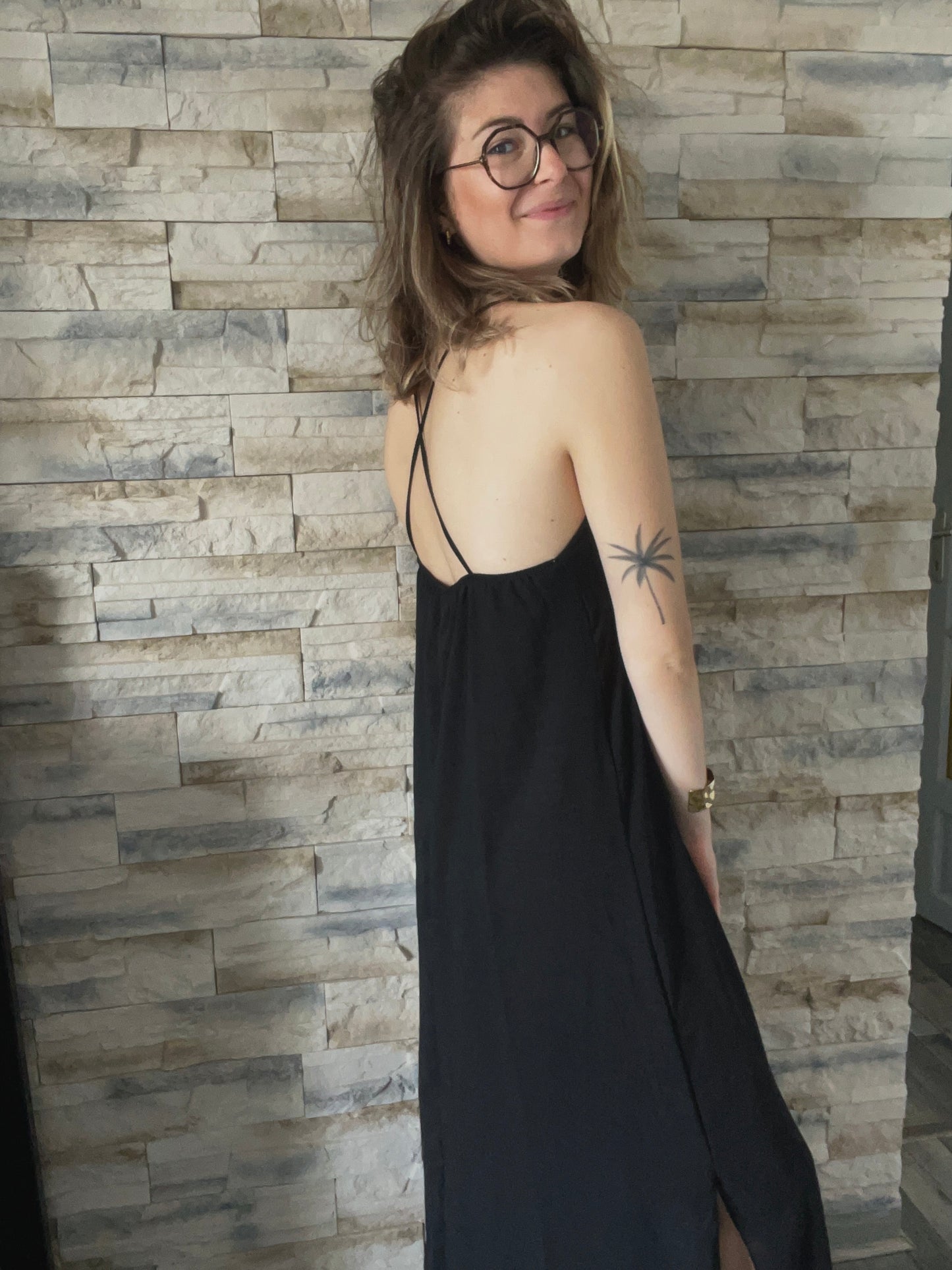 Robe de profil avec bretelles dans le dos et élastique pour maintenir la taille