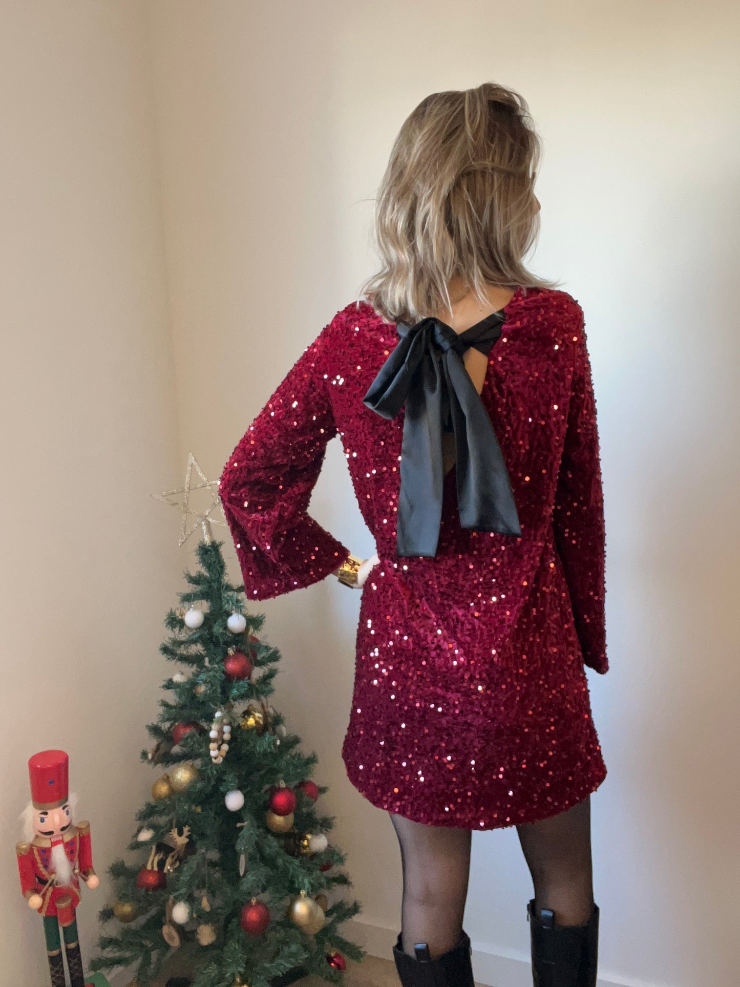 Robe Jeanne de couleur bordeaux de dos avec noeud à noué hyper agréable a porter peut se porter avec ou sans collants
