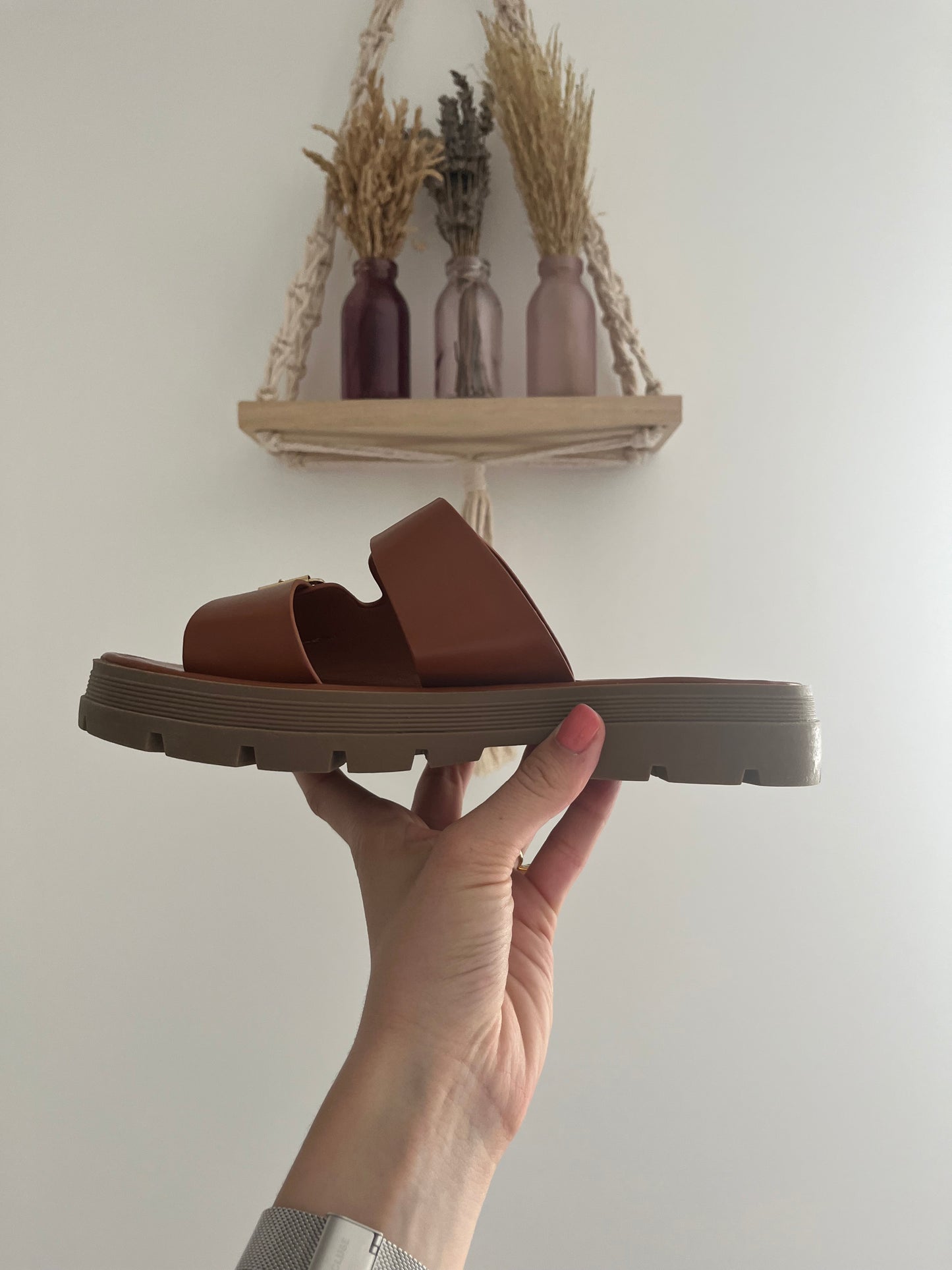 en synthétique matière agréable, de couleur marron boucle doré