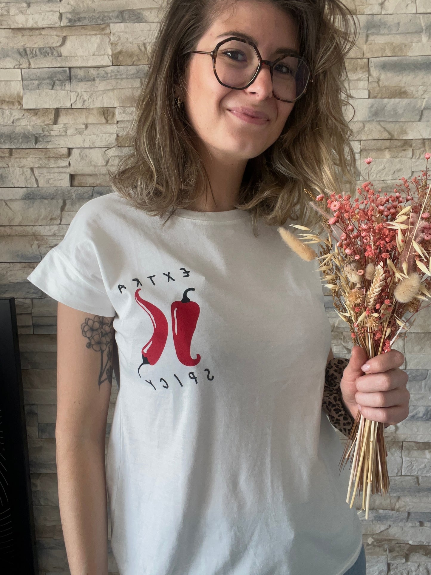 T-shirt manches courtes de couleur blanche avec motifs sur le devant et le derrière
