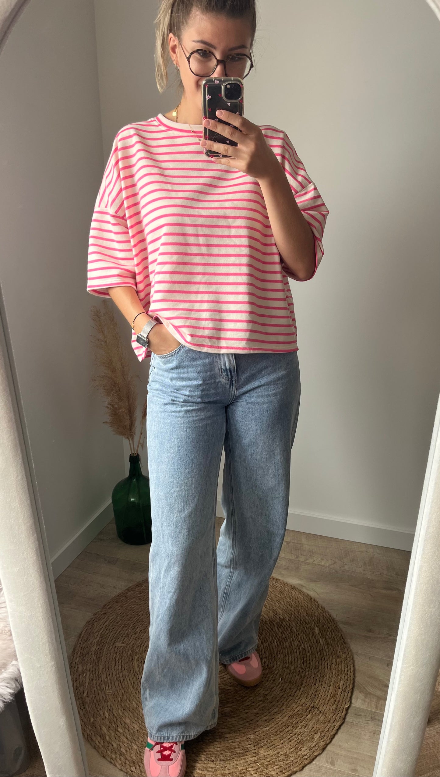 Look total, T-shirt manches courtes rose femme à rayures avec pantalon, droit bleu