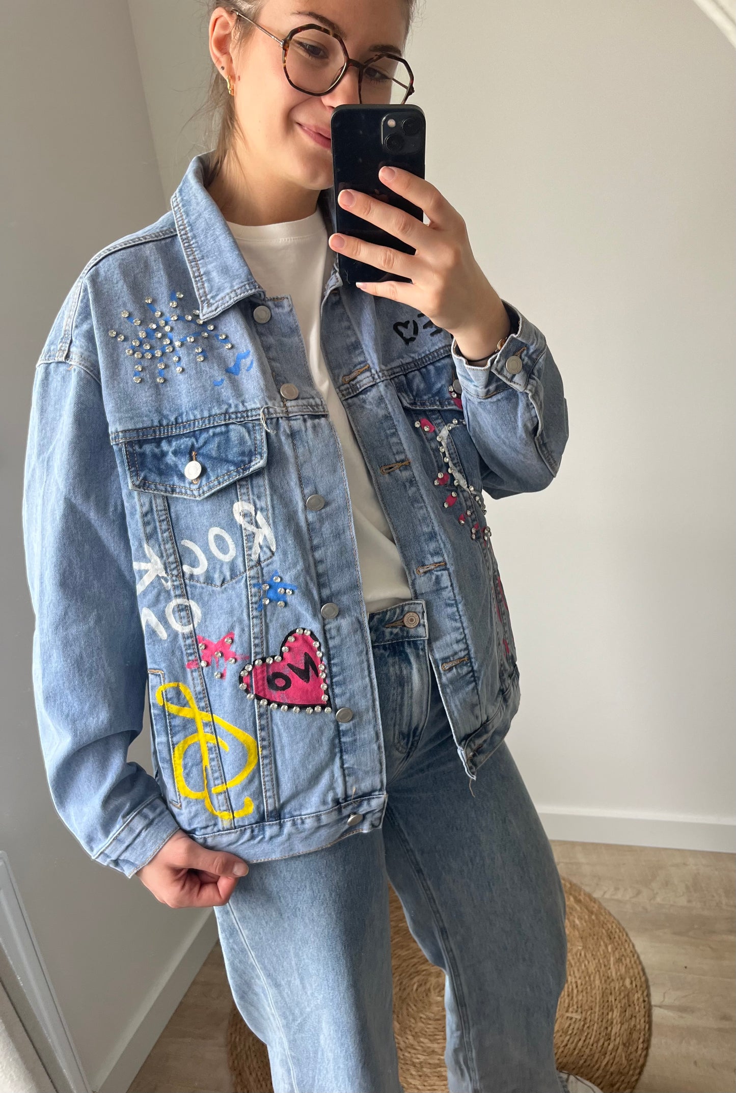 Veste en jean à motifs pour des look, très stylée et vintage