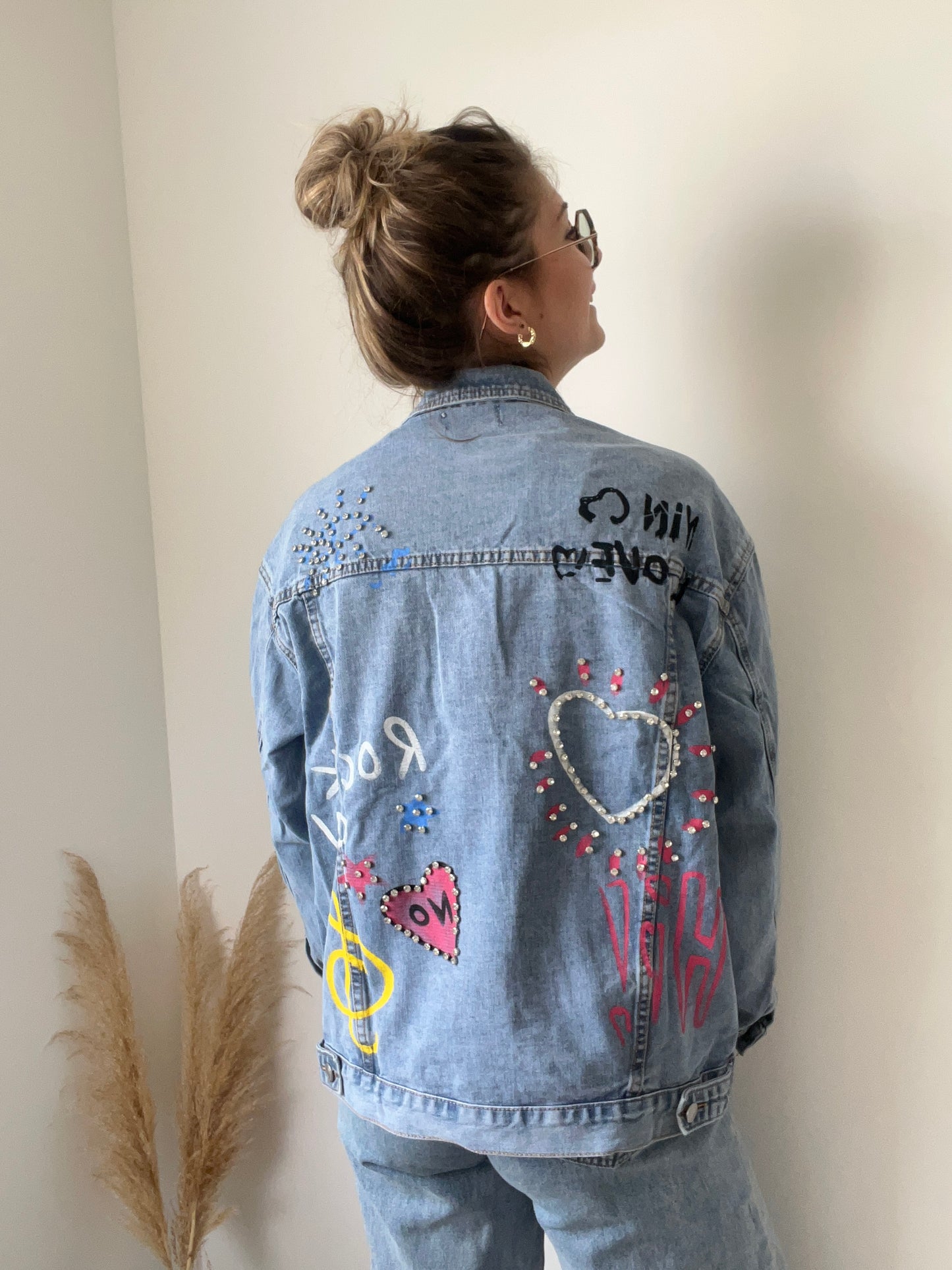 Zoom motif dans le dos, strasse et imprimé en jean