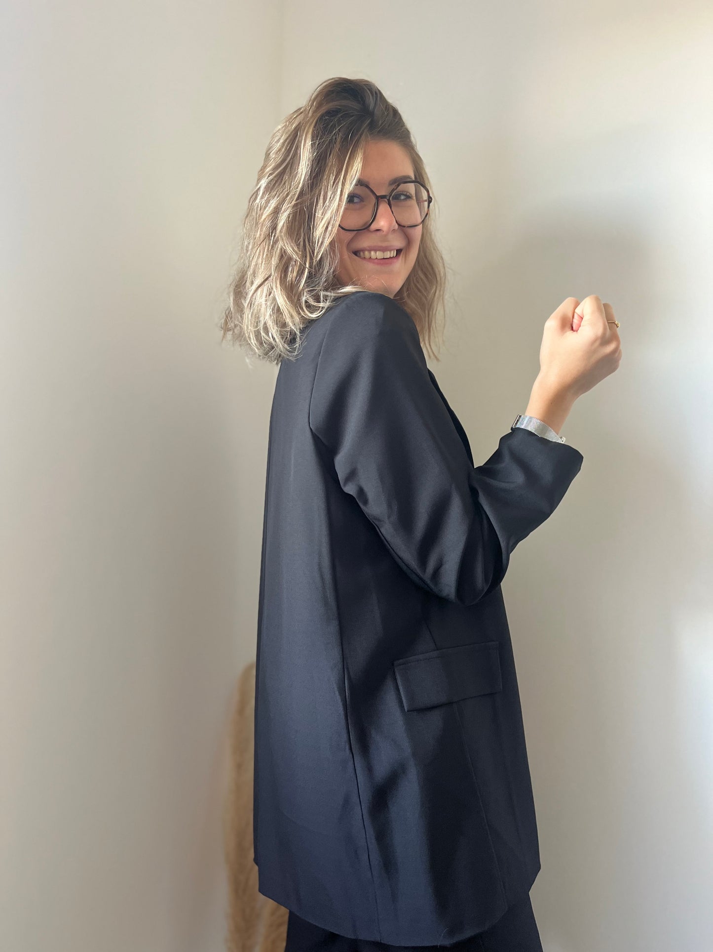 Veste blazer de couleur noir pour femme avec épaulettes et fausses poches sur le cote