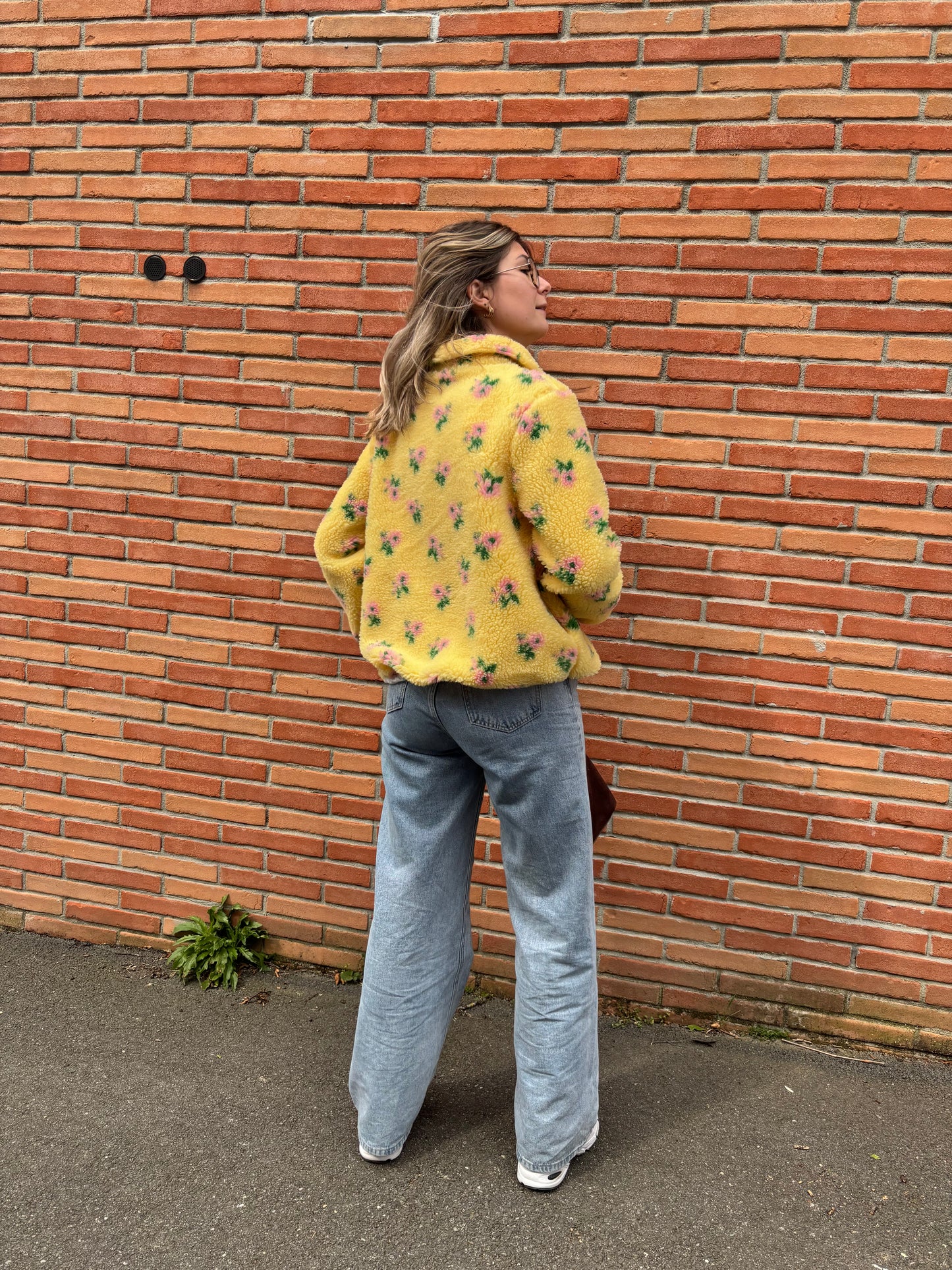 Adoptez cette veste polaire femme jaune floral, tendance et ultra douce. Parfaite pour un style casual, cosy et stylé au quotidien.